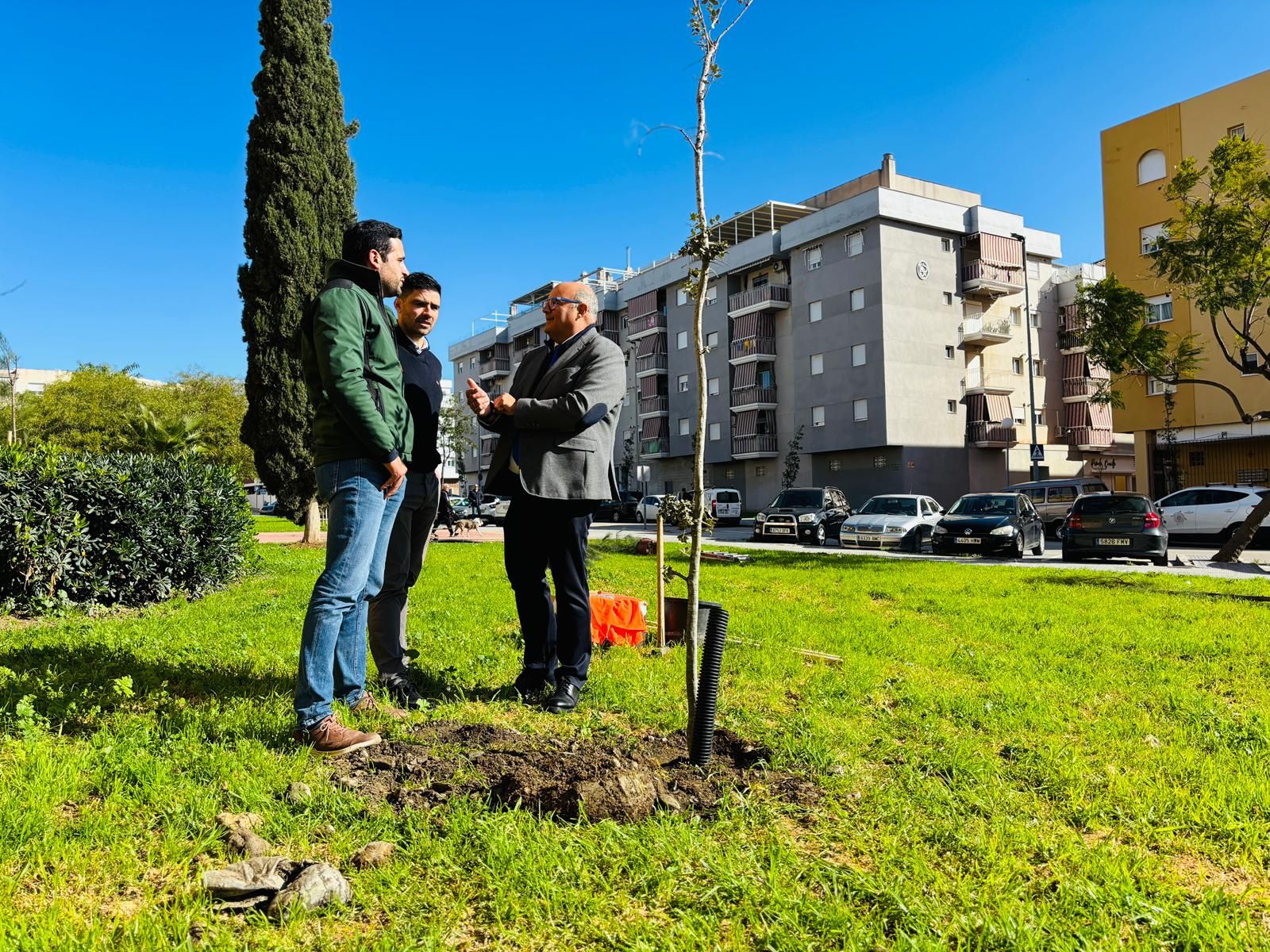 El alcalde del municipio, Jesús Lupiáñez, en uno de los parques de Vélez-Málaga
