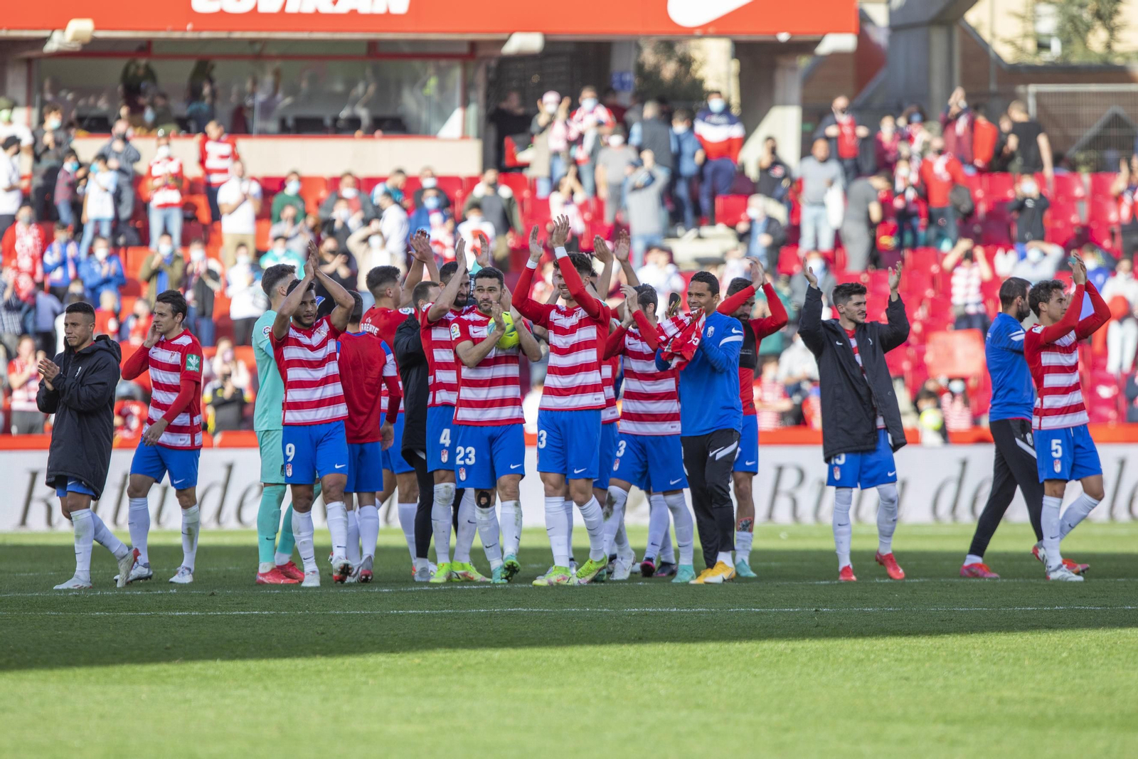 Los jugadores aplauden a la afición al final de choque