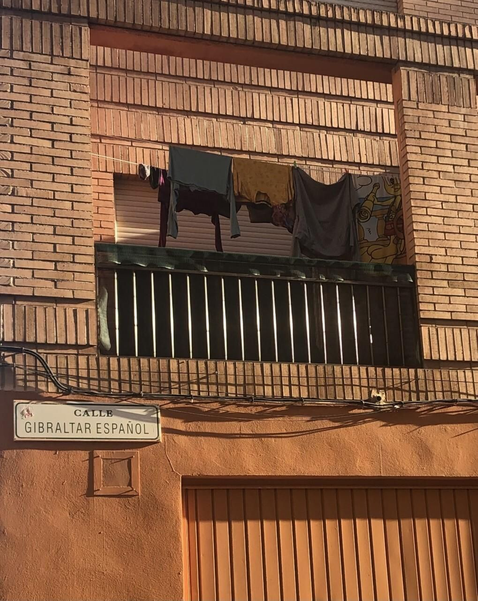 Ropa tendida en un balcón