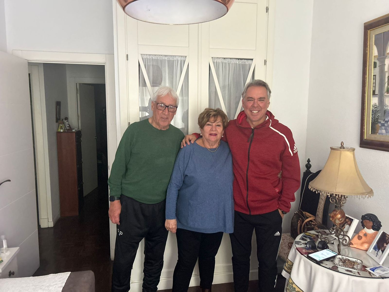 Pepe Losada posa con sus padres tras regresar del infierno de Irán.