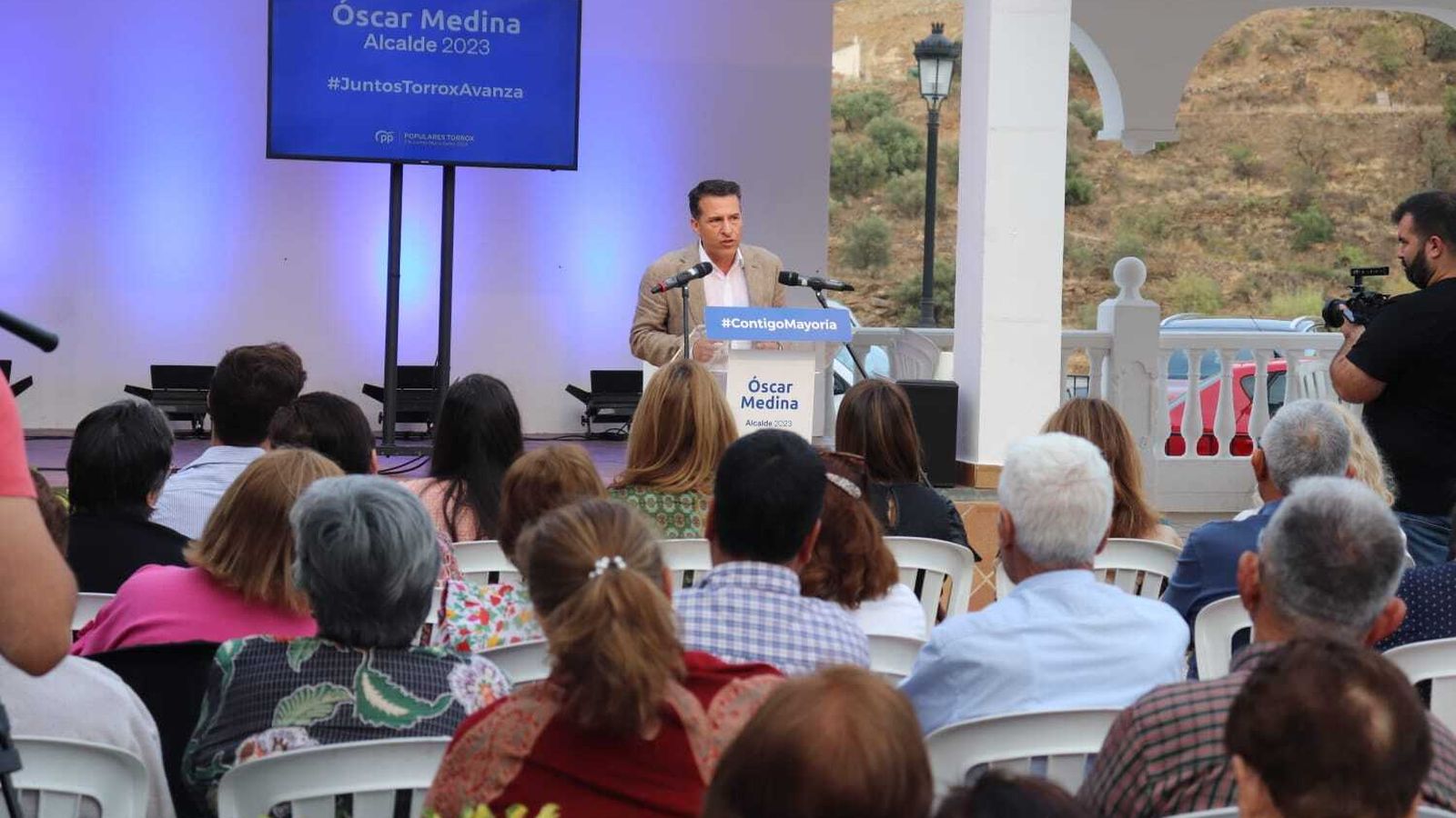 Óscar Medina, candidato del PP a la Alcaldía de Torrox, durante un mitin.