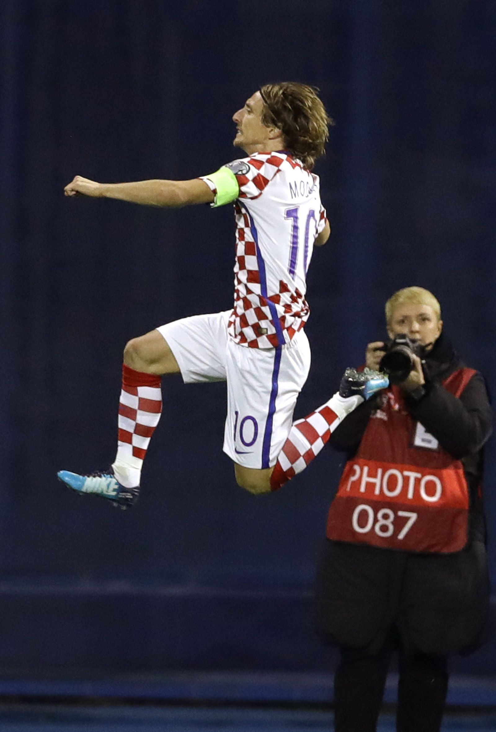 Modric celebra el primer gol de Croacia, logrado de penalti.