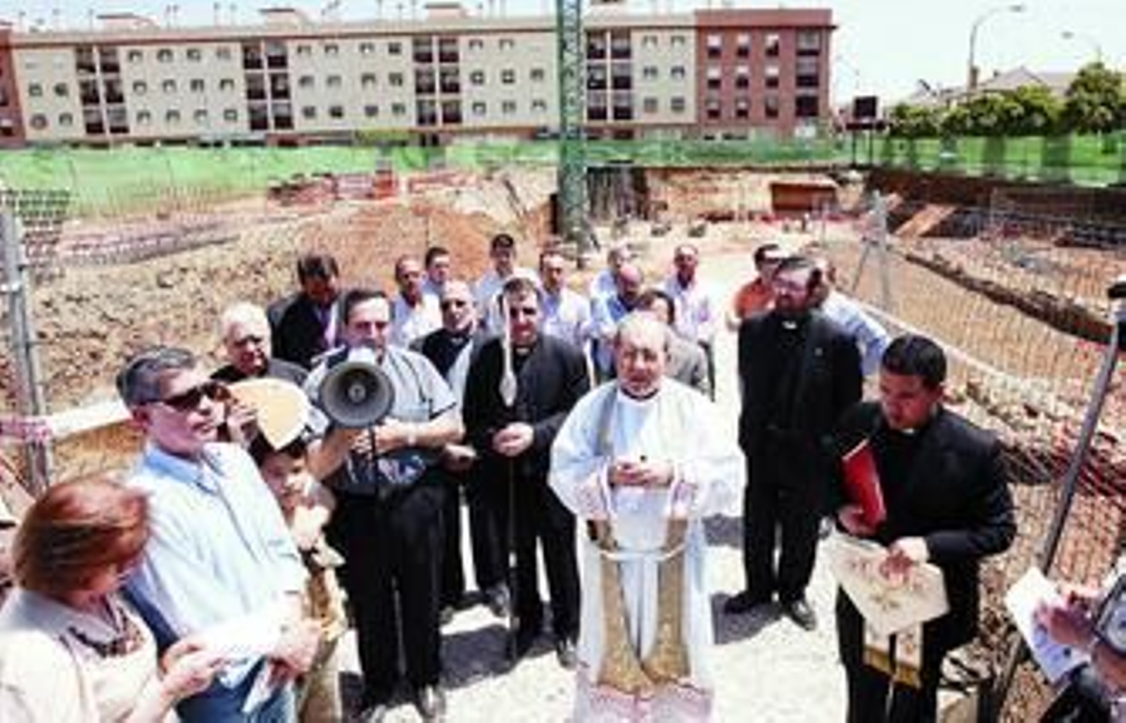 Asenjo bendice el solar de la parroquia y coloca la simbólica primera piedra del templo, cuyas obras se iniciaron el lunes de Pascua.