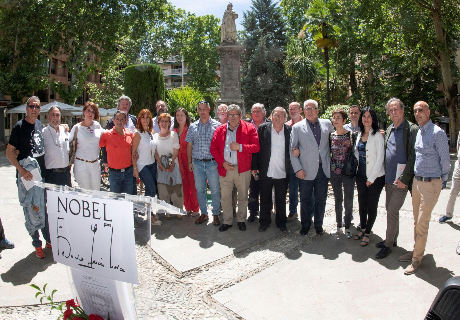 Foto de familia del acto de presentación de la campaña a favor de la concesión del Premio Nobel de Literatura a Lorca.