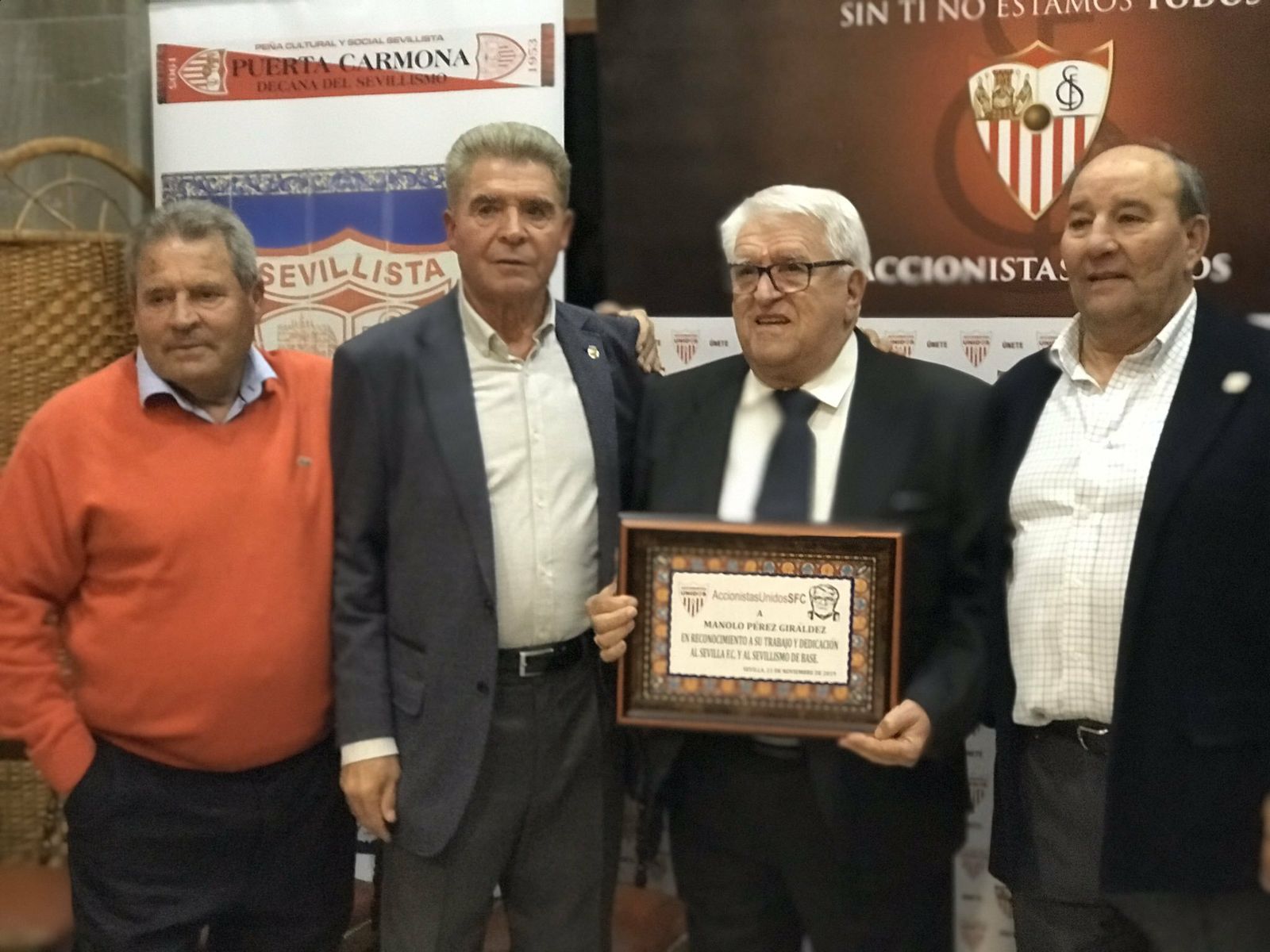 Lora, Rodri y Sanjosé arropan a Pérez Giráldez durante el homenaje.