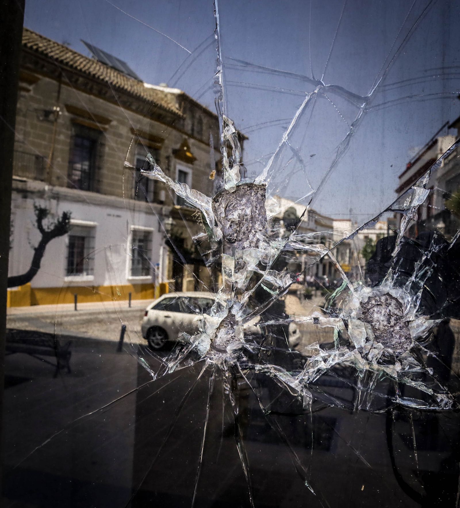 1. Un cristal de Villapanés resquebrajado por pedradas. 2. Una de las casas maltrechas del barrio. 3. Solar de la calle Pollo. 4. José Manuel Malvido muestra una vista desde las alturas de San Miguel.  5. Vecinos pasean por el barrio. 6. Una puerta de una nave en calle Cazón.  7. Una desconchada pared de la calle Empedrada.  8. Un bloque de viviendas tapiado de San Miguel.