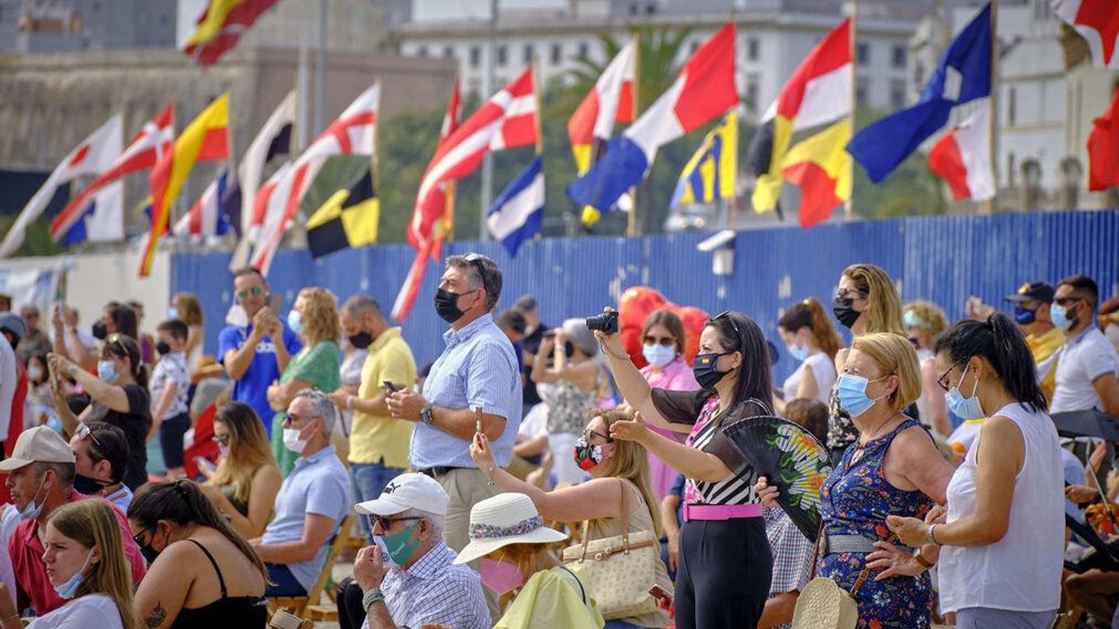 Numeroso público se congregó a dar su bienvenida al Elcano Numeroso público se congregó a dar su bienvenida al Elcano