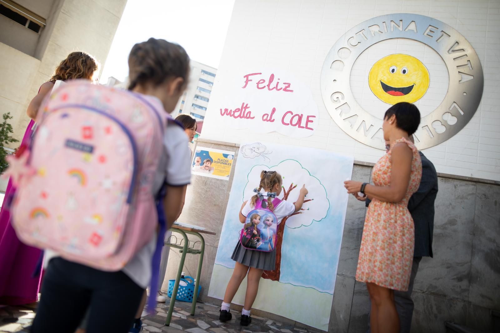 La vuelta al cole en los colegios de Granada, en imágenes