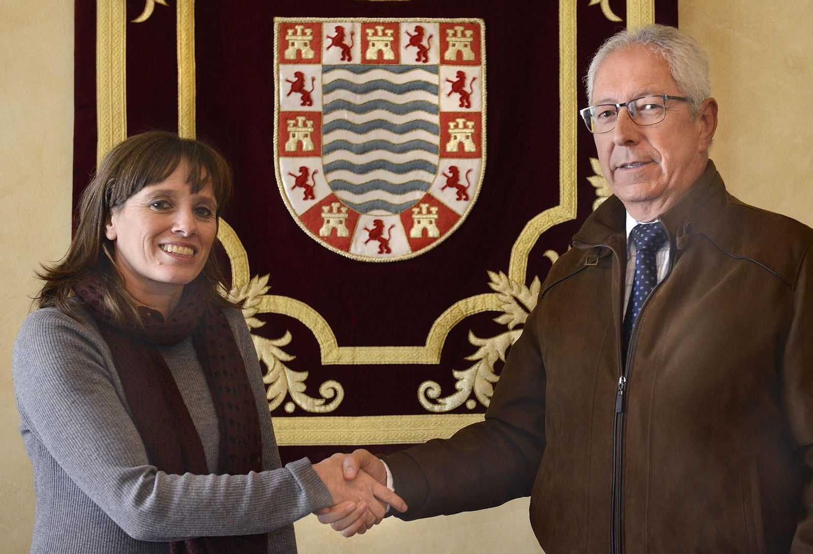 Laura Álvarez, delegada de Deportes, y Rafael Coca, presidente del Xerez DFC, firmaron la renovación del convenio de uso de Chapín y el anexo. Laura Álvarez, delegada de Deportes, y Rafael Coca, presidente del Xerez DFC, firmaron la renovación del convenio de uso de Chapín y el anexo.