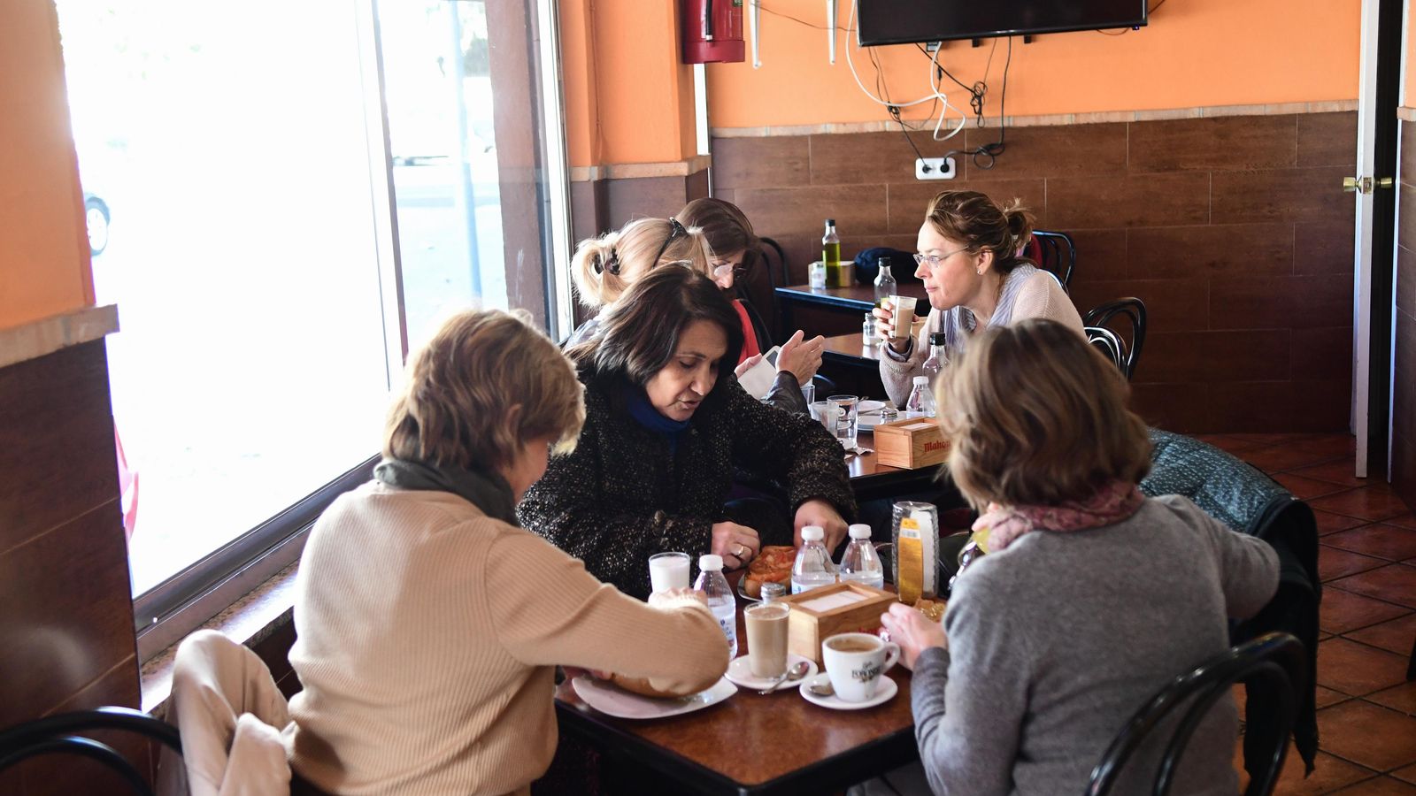 Un grupo de clientas desayuna en la Cafetería Oliker's.