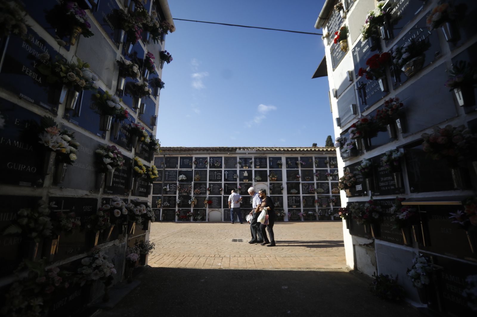 Las imágenes del día de Los Santos en los cementerios de Córdoba