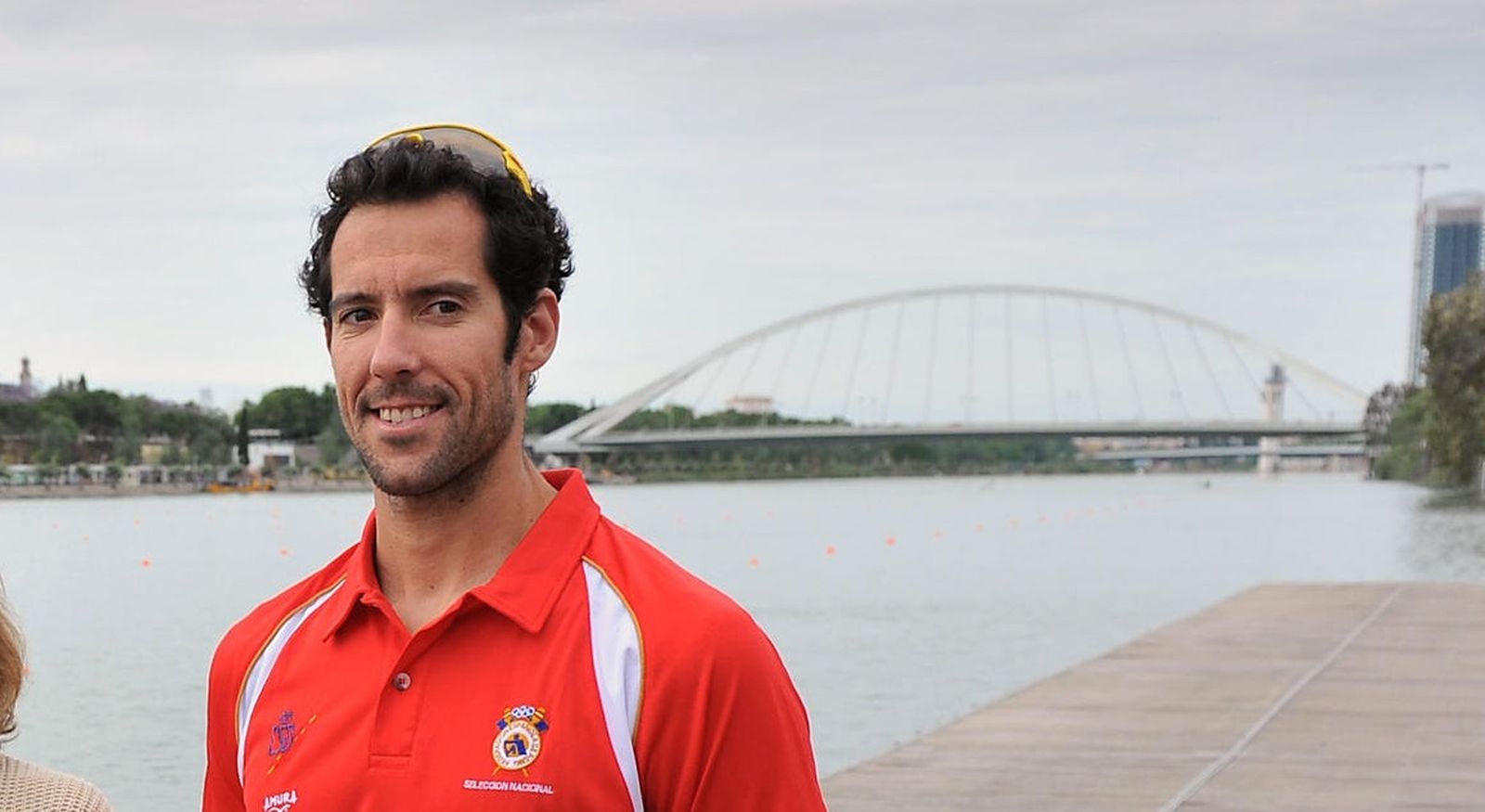 Noé Guzmán, junto al Guadalquivir, durante un acto hace algunos años.