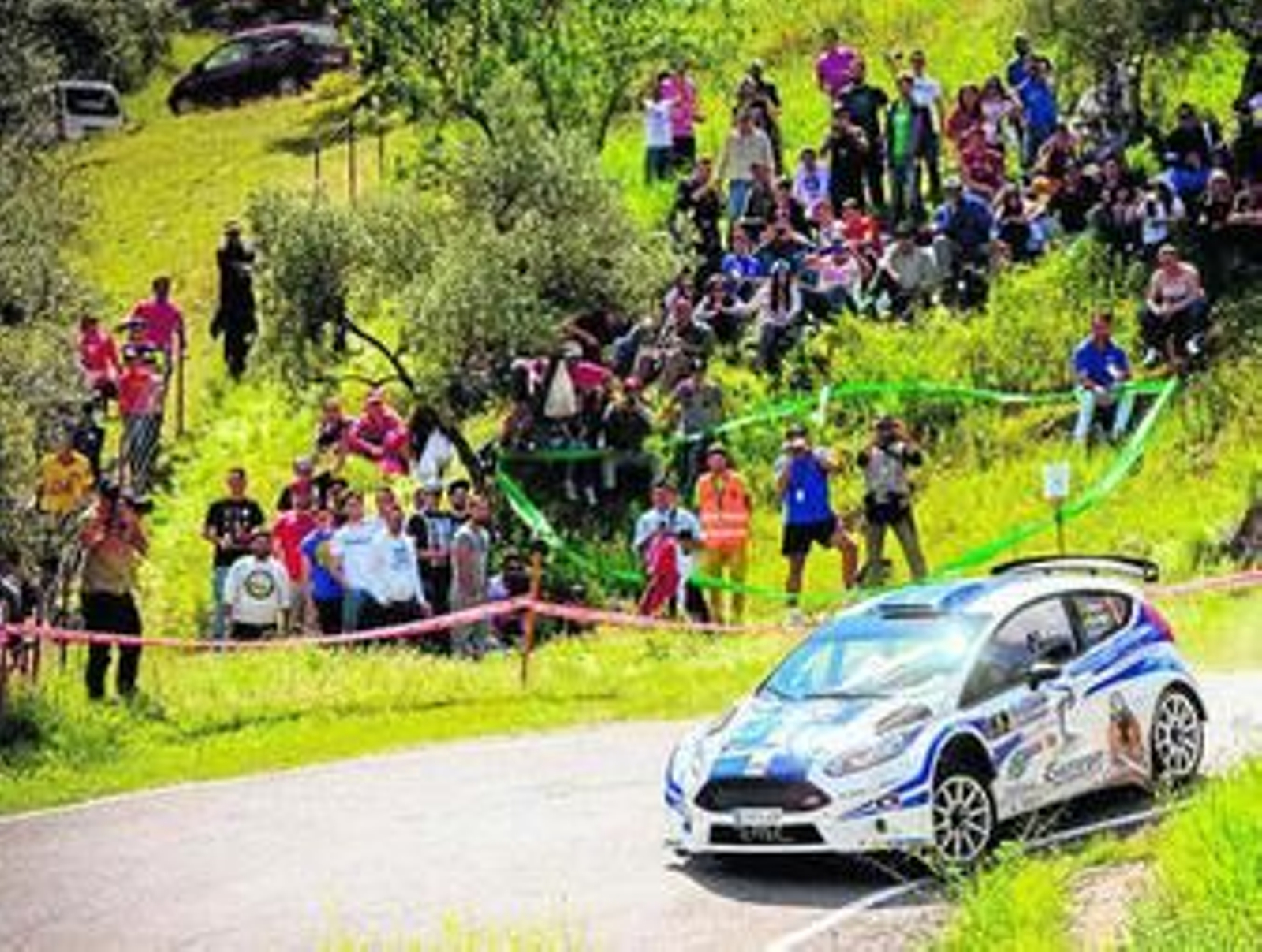 El Ford Fiesta de Yonatan Pérez toma una curva en el sector 5.