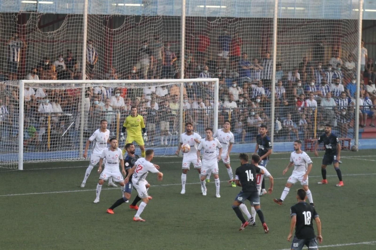 Un lance del encuentro entre el Utrera y el Recreativo de esta tarde.