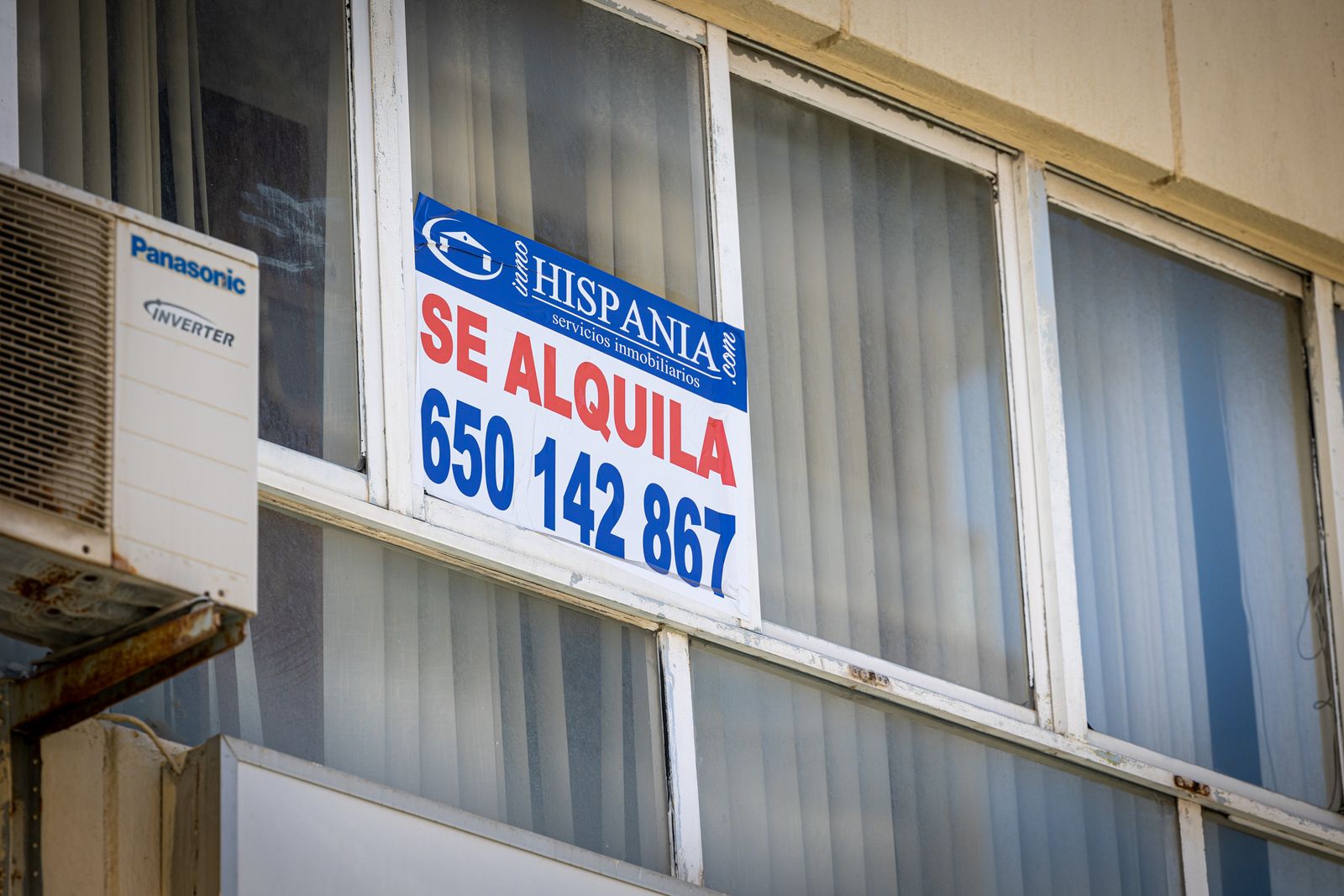 Un cartel de un piso de alquiler, en una imagen de archivo.