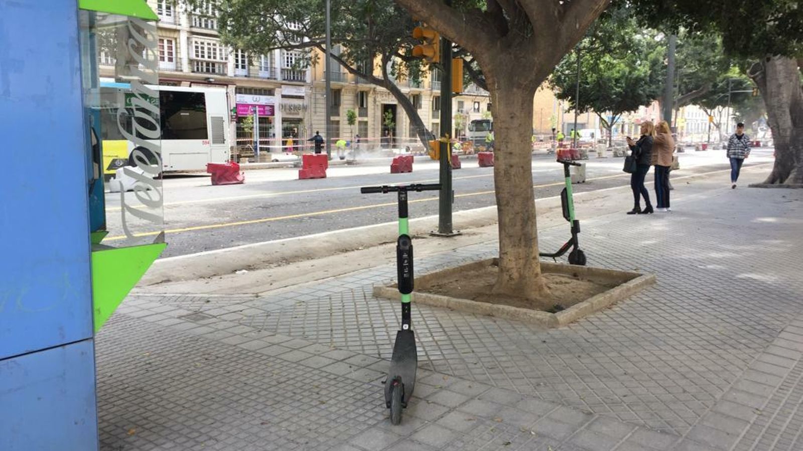 Un patinete, en la Alameda Principal