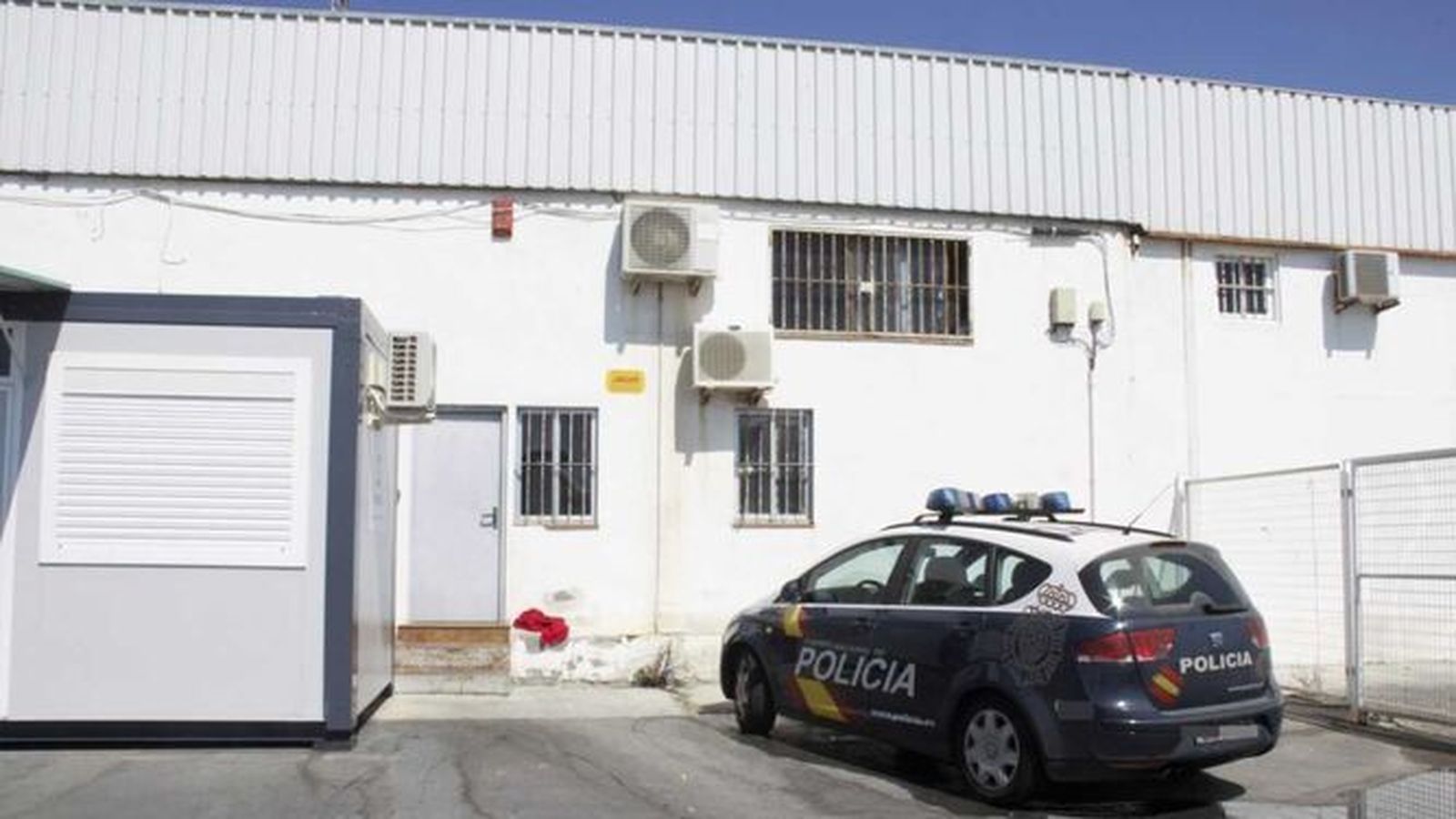 El TSJA anula la suspensión de empleo y sueldo de un Polícia acusado de filtrar fotos del CATE de Motril