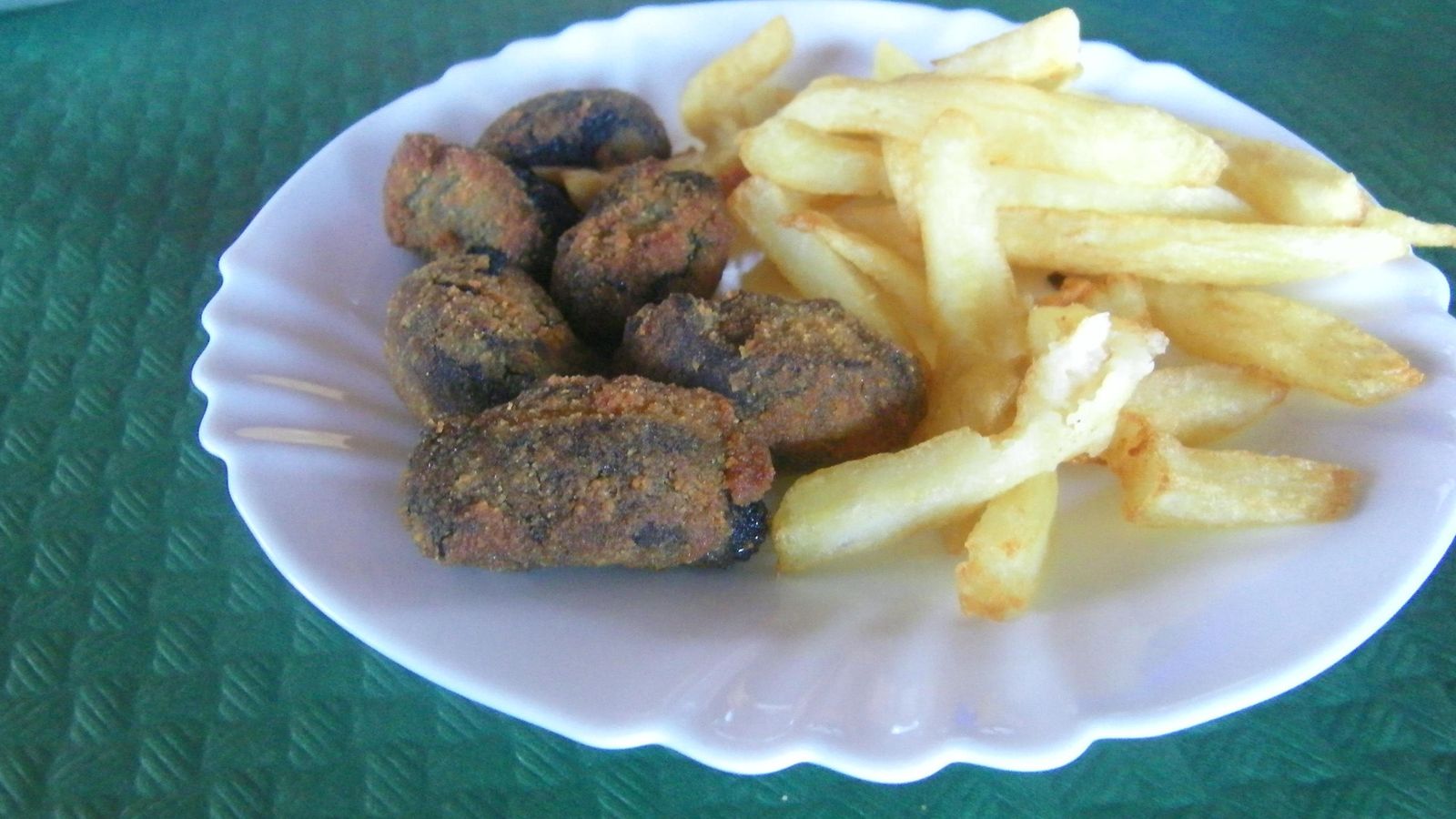 Croquetas de chocos en su tinta.