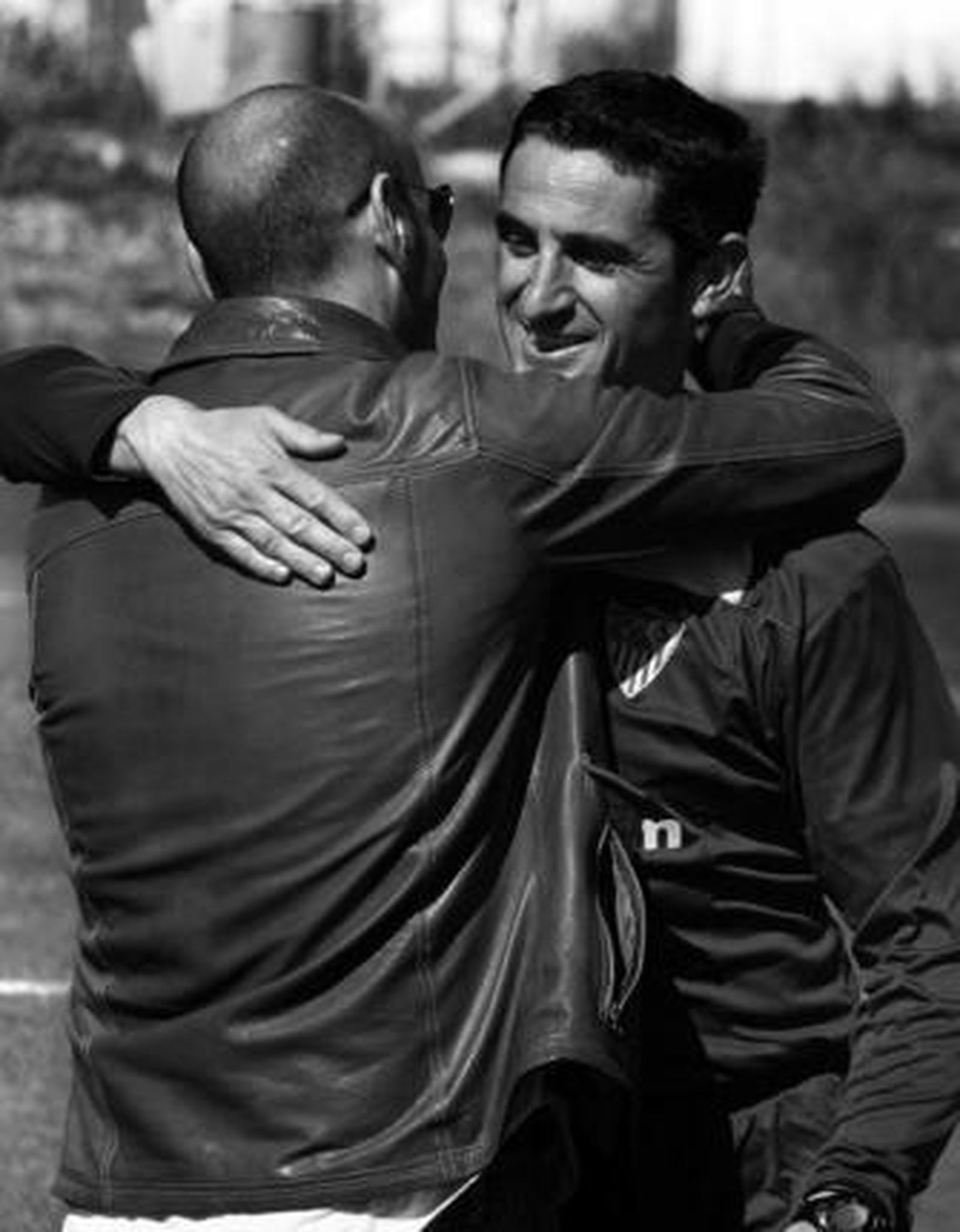 Manolo Jiménez, cuyo futuro como técnico sevillista está por confirmar, se abraza con Monchi.