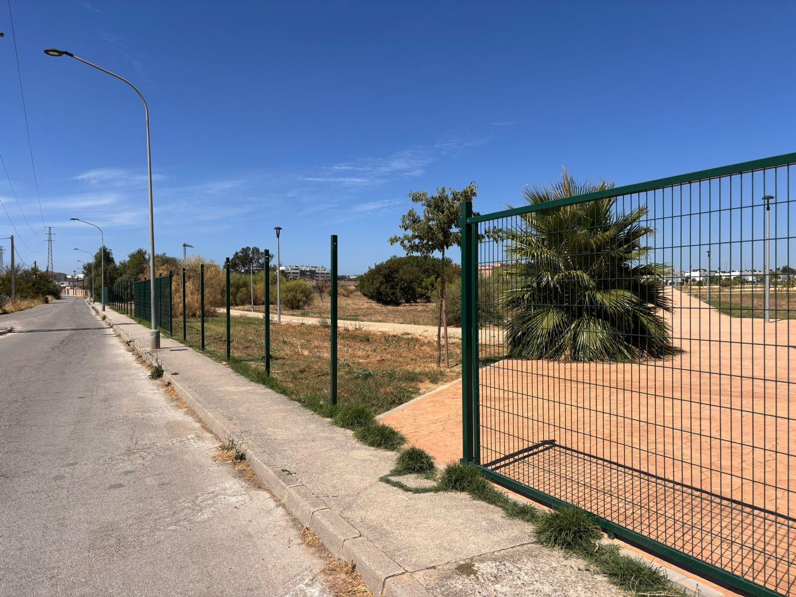 Imagen del parque Hernán Díaz Cortés sin la parte del vallado que ha sido robado.