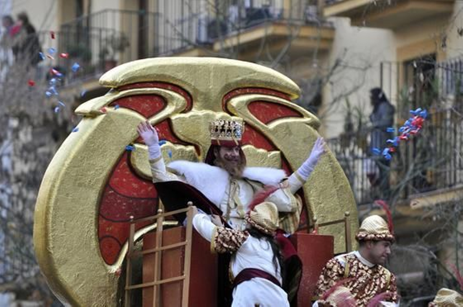 El rey Gaspar arroja caramelos durante el recorrido de la Cabalgata.

Foto: Manuel Gómez