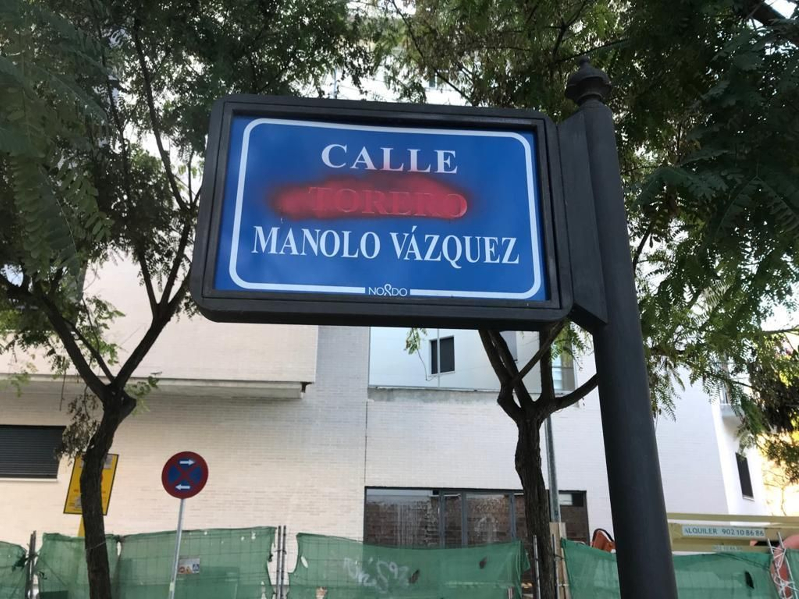 El cartel de la calle Manolo Vázquez con la pintada.