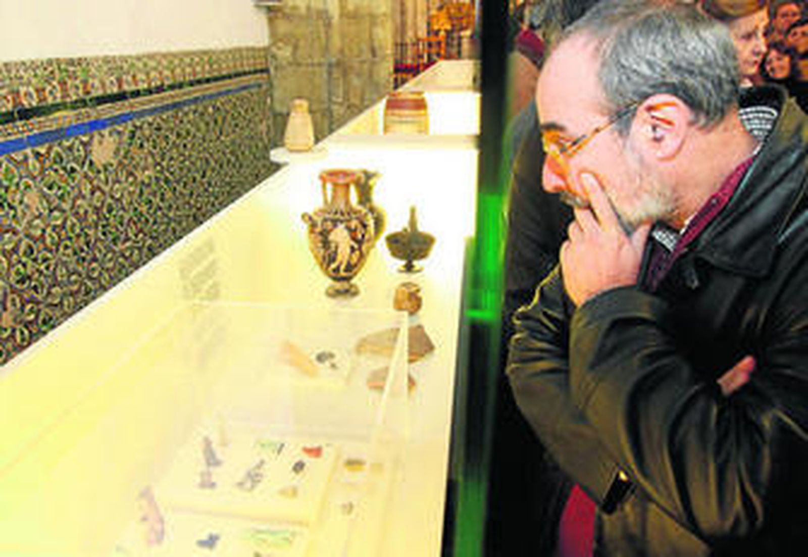 El egiptólogo José Miguel Serrano, de la Hispalense, mira las piezas del antiguo Egipto.
