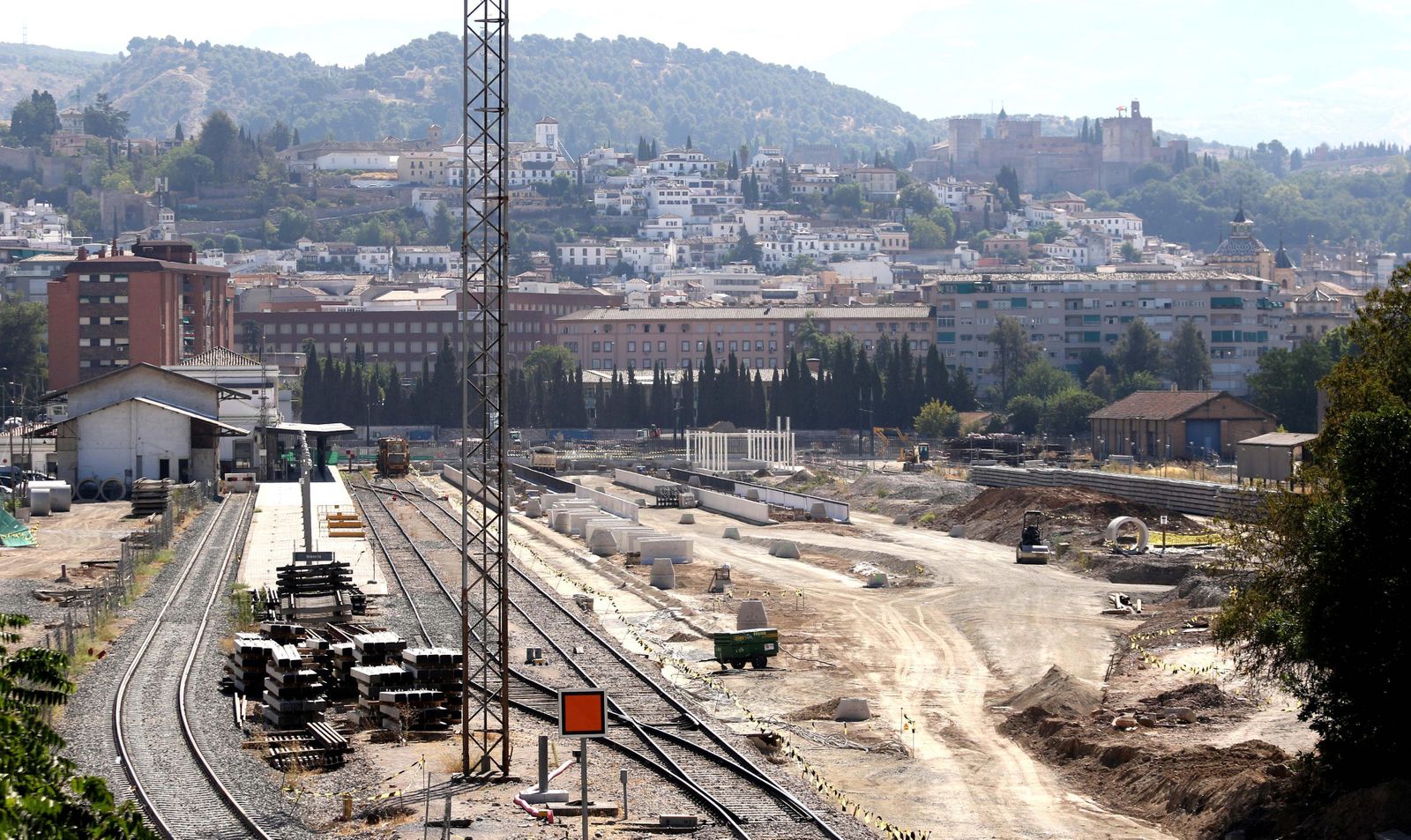 El retraso de las obras del AVE y la desconexión, "intolerables" para el Gobierno andaluz