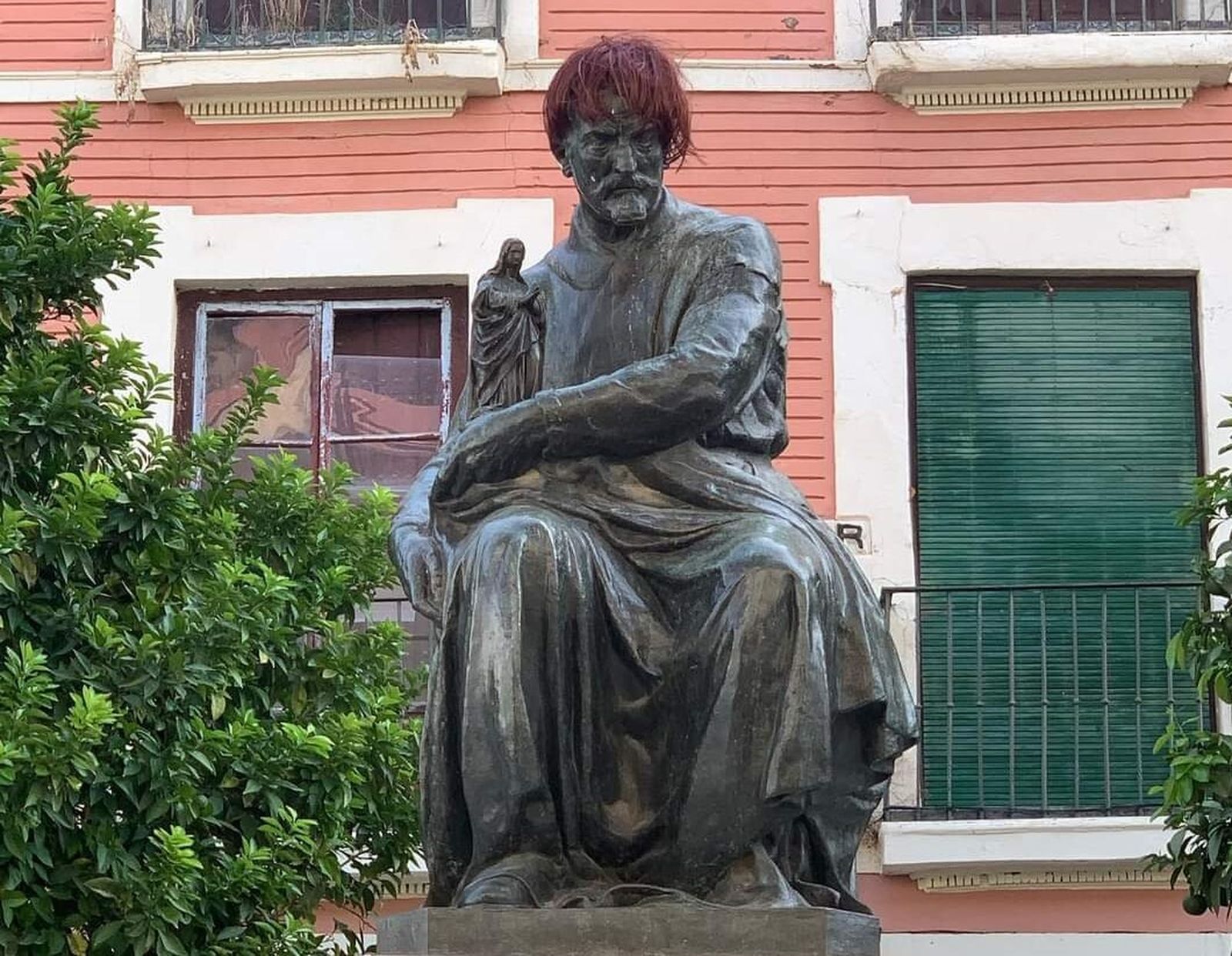 La estatua de Martínez Montañés con la peluca.