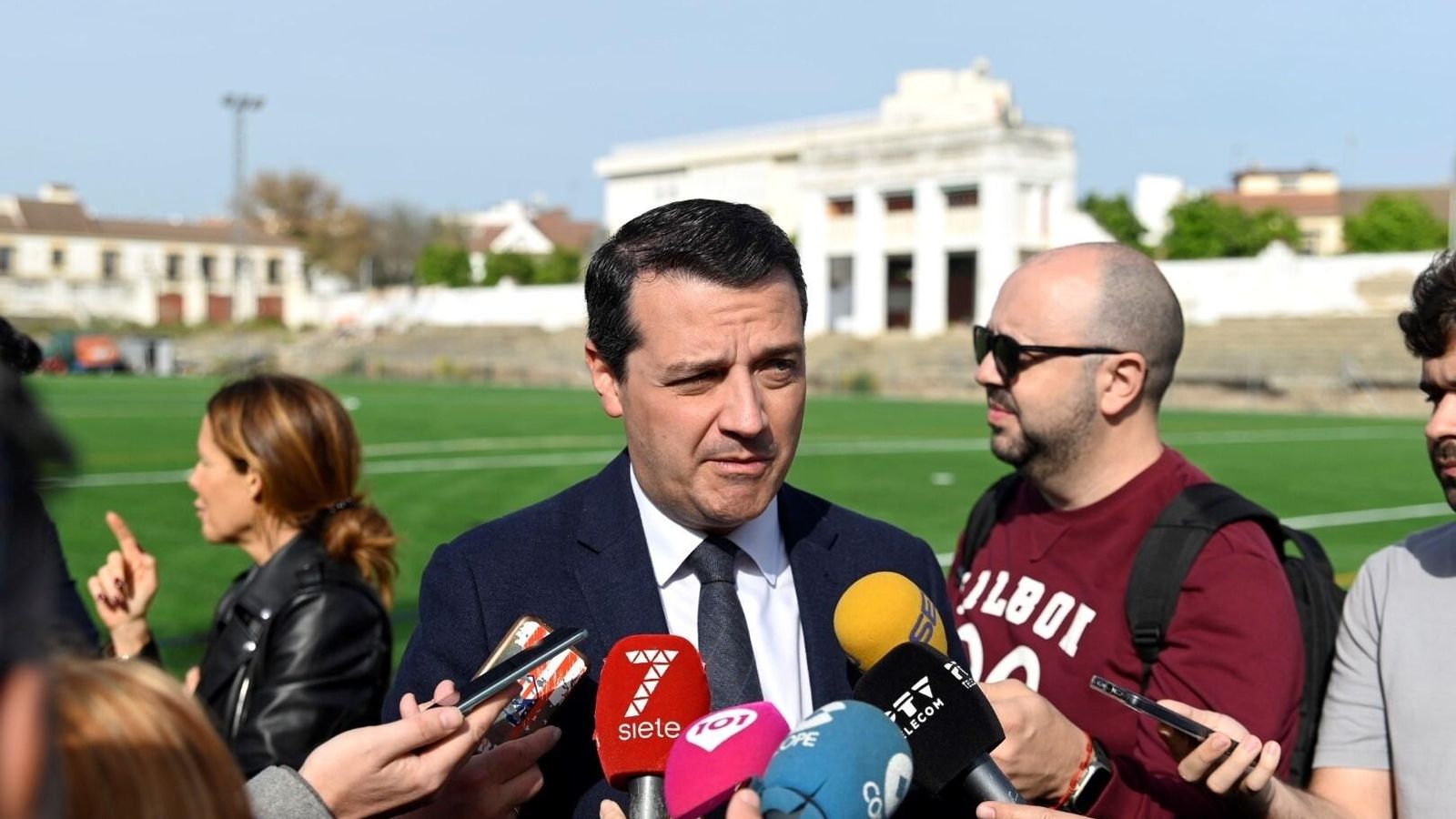 El alcalde habla con los medios en su visita a las instalaciones.