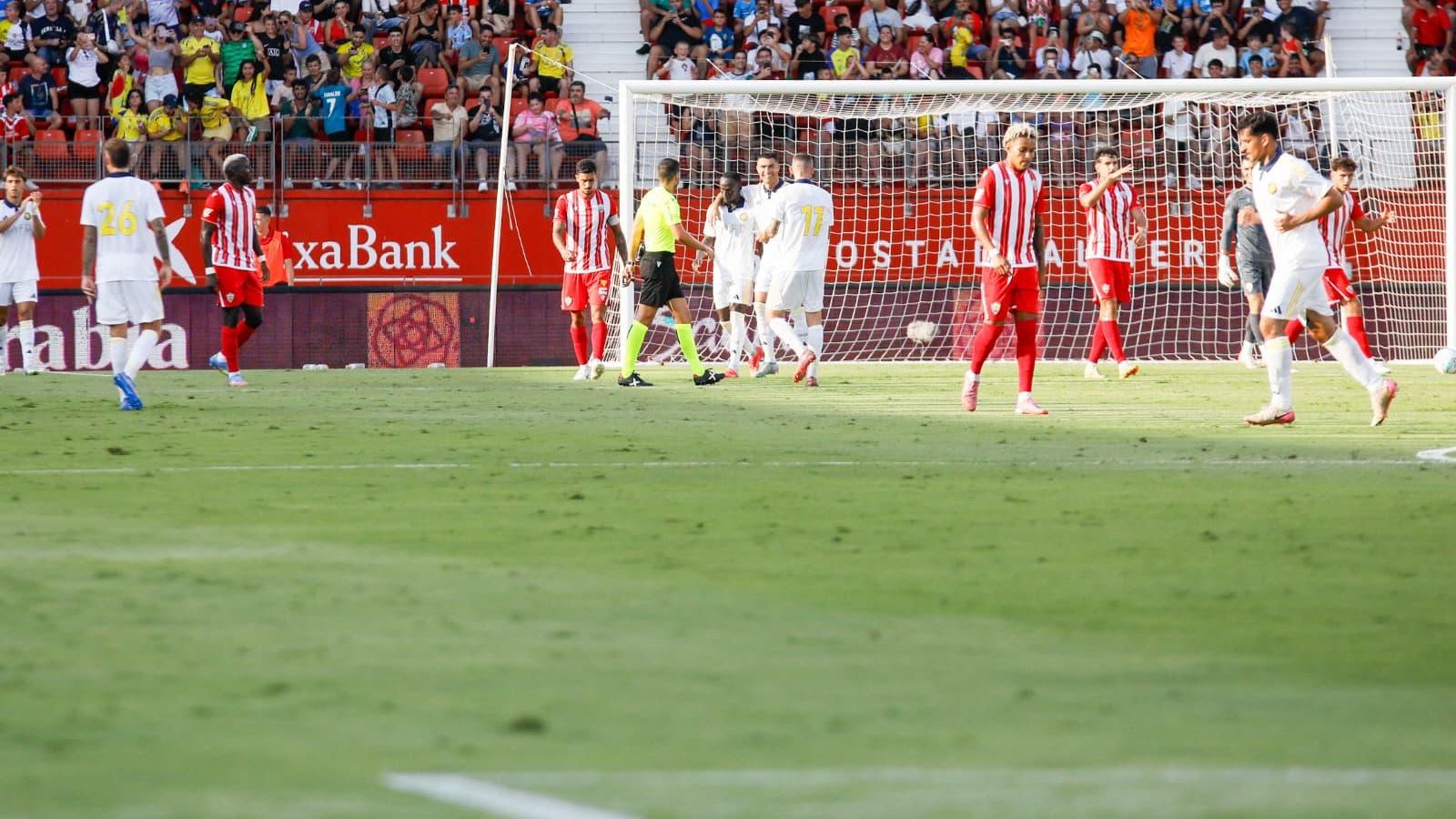Los saudíes celebran uno de los goles de Cristiano Ronaldo en el choque disputado en el Estadio de los Juegos Mediterráneos.