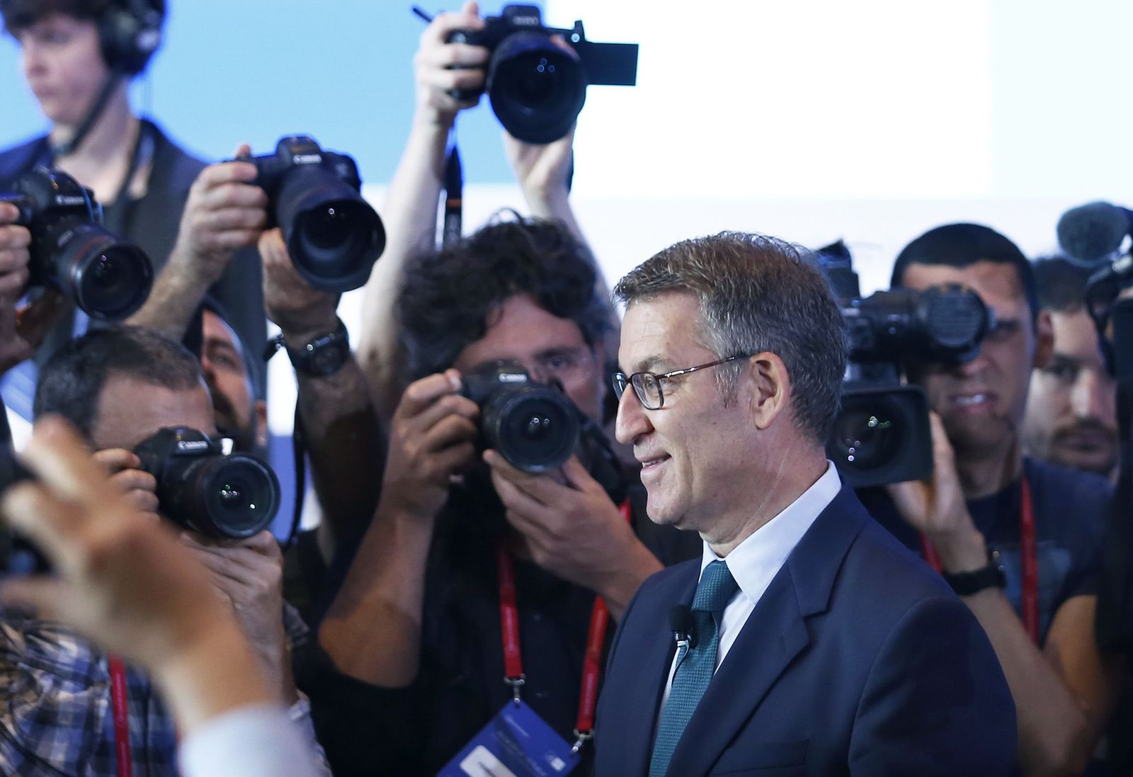 Alberto Núñez Feijóo rodeado de fotógrafos, el miércoles en Barcelona.