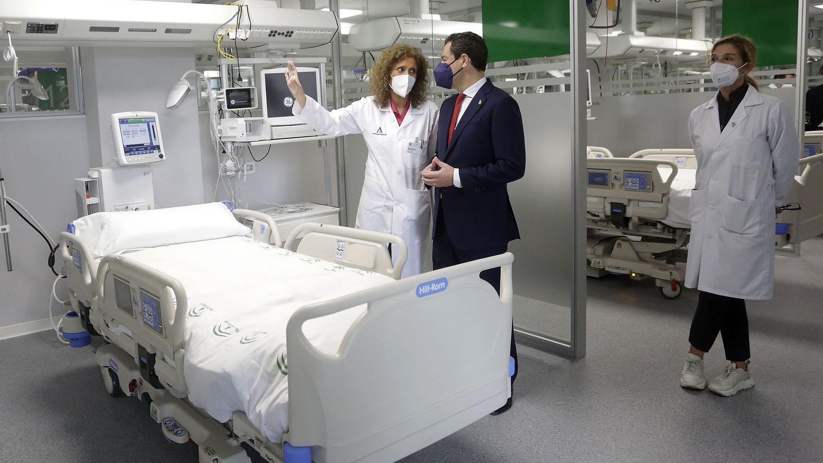 Juanma Moreno inaugura el Hospital Militar de Sevilla como proyecto estrella de su primer mandato.