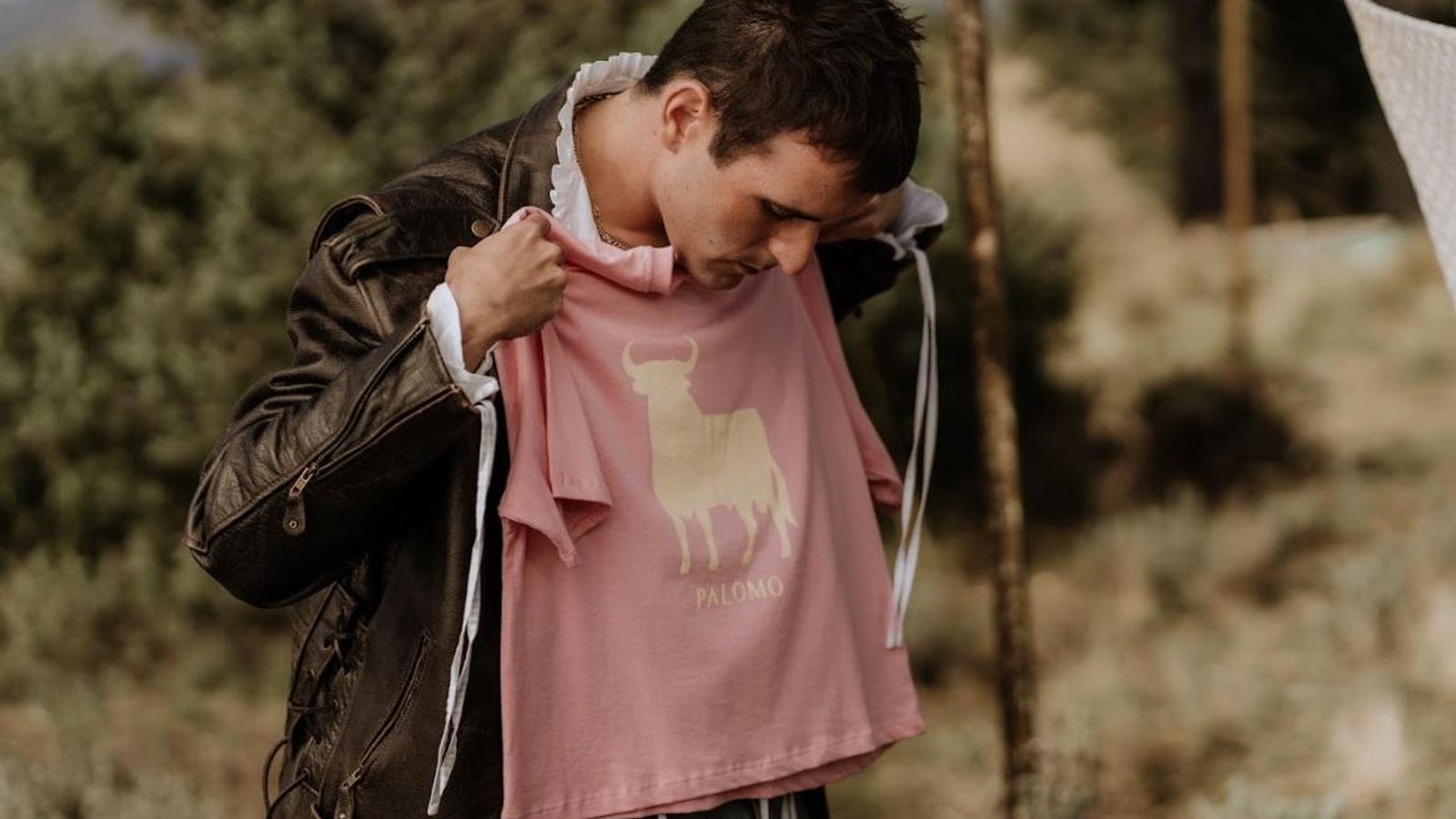 Palomo Spain con una de las camisetas de su interpretación del Toro de Osborne.