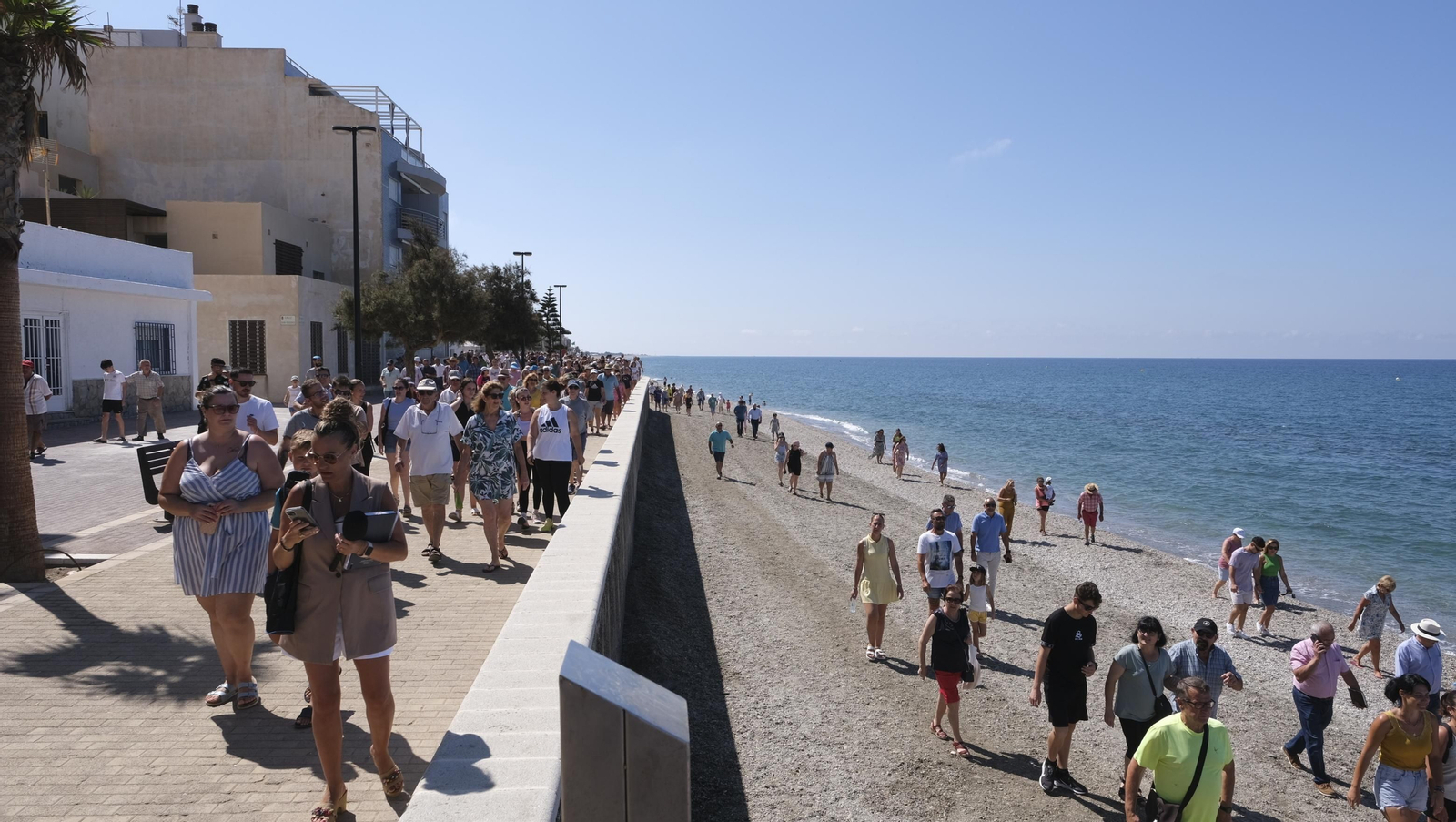 Imágenes de la manifestación en Balerma por el deterioro de la playa