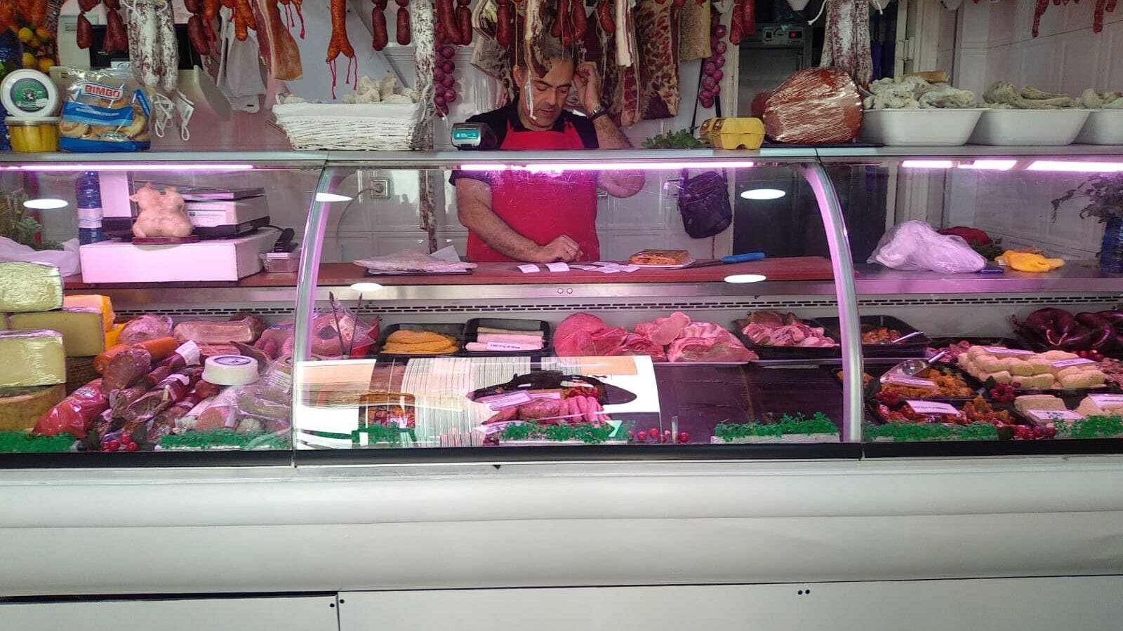 Santiago, en su carnicería de Balerma.