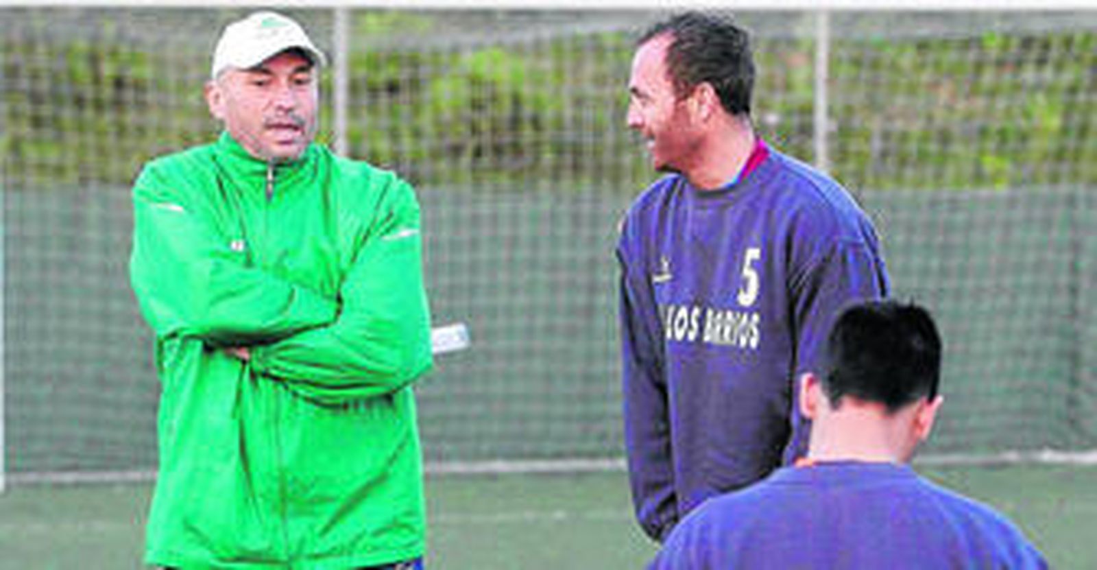 Manolo Villa charla con Espínola en un entrenamiento de esta semana.