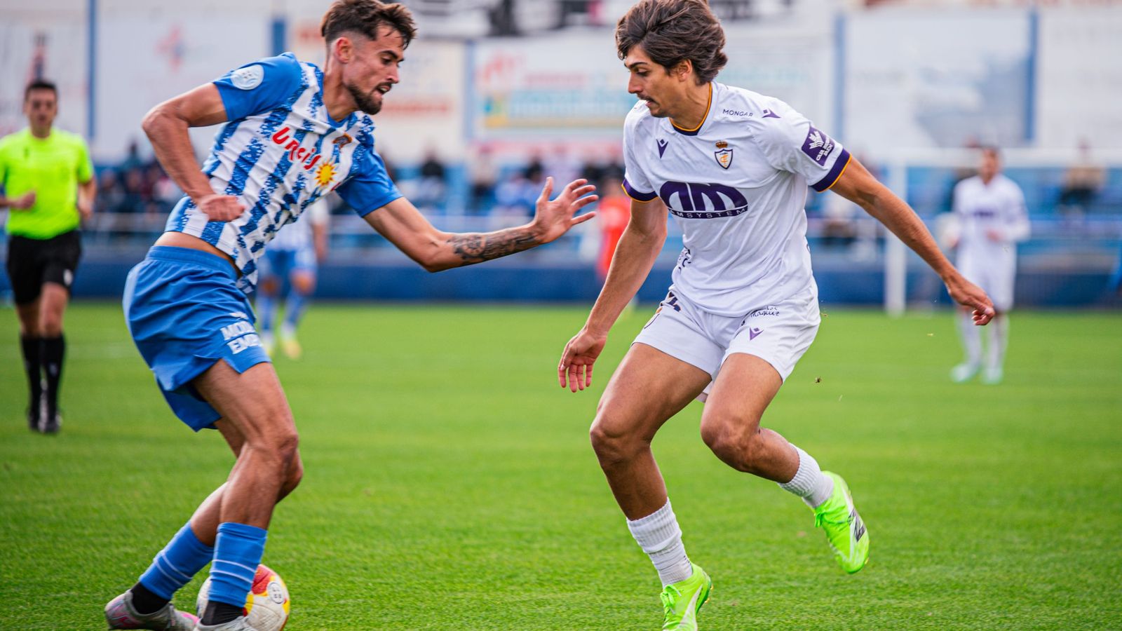 Maroto encara a un defensa del Águilas FC.