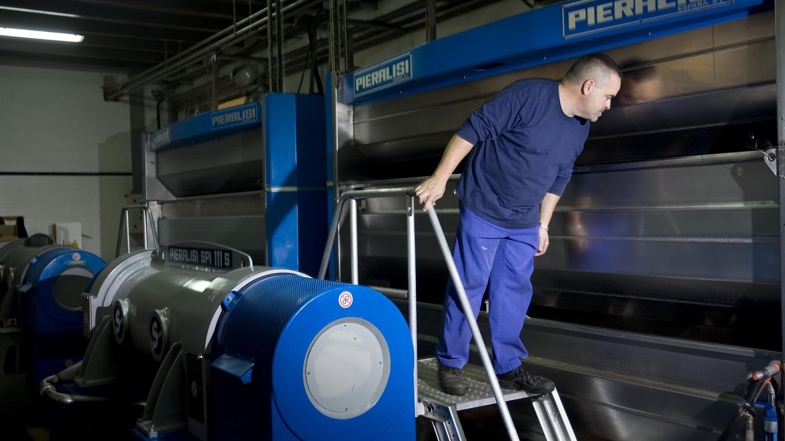 Analizan una maquinaria novedosa a integrar en el proceso productivo en la almazara.