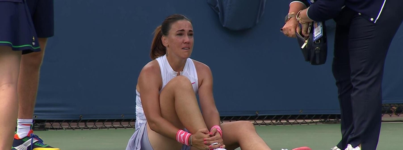 La tenista granadina llorando sobre la pista.