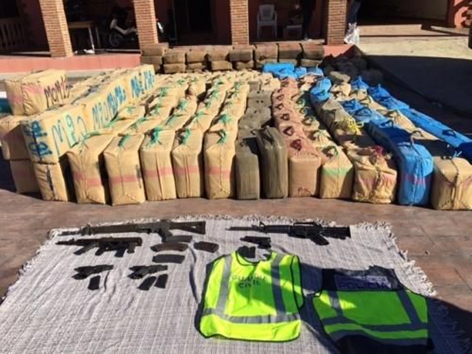 Droga y armas incautadas tras una operación en el Campo de Gibraltar.