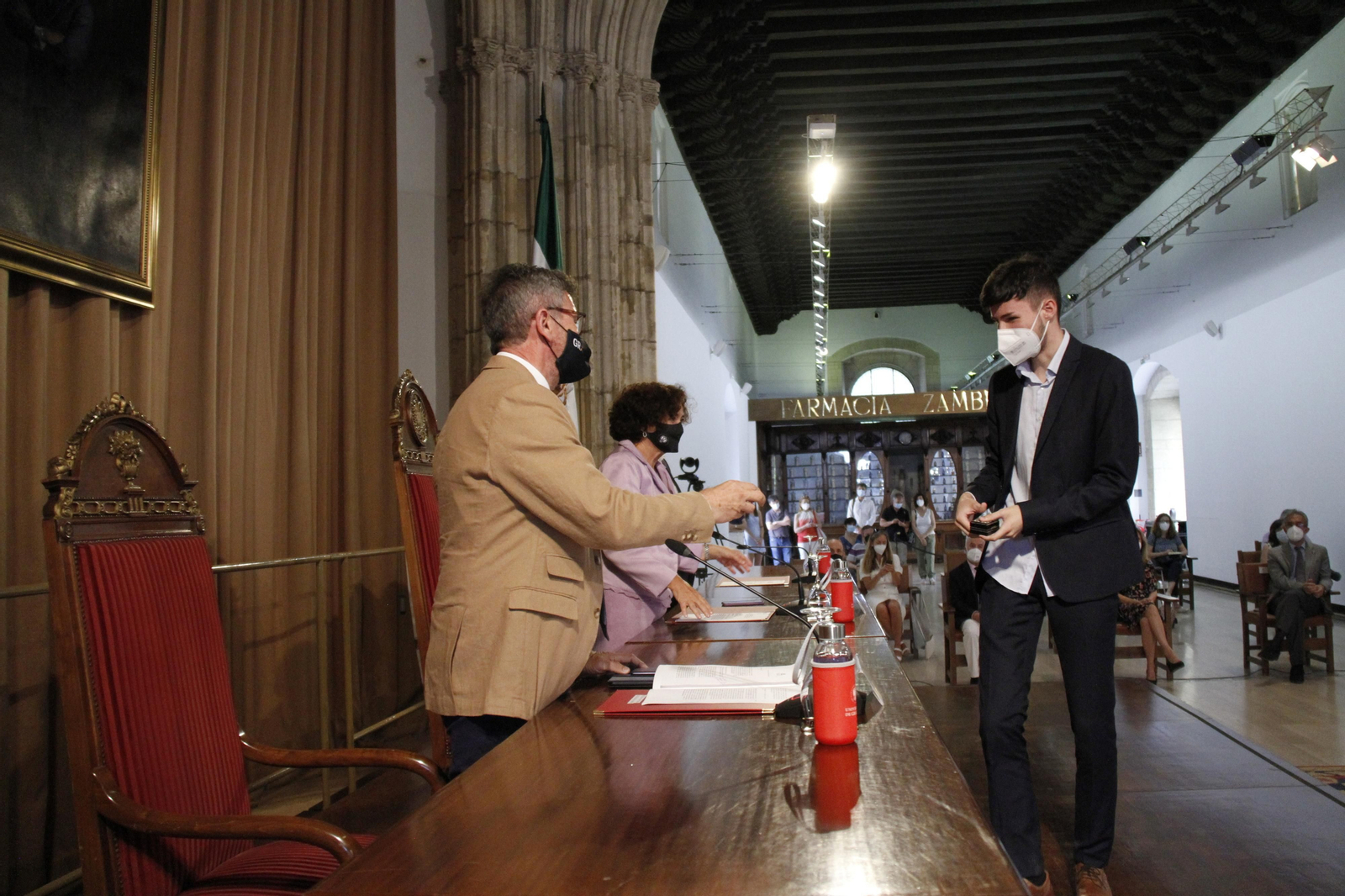 Alberto Sánchez, en el acto celebrado en el Hospital Real, recibe la felicitación de Gustavo Rodríguez.