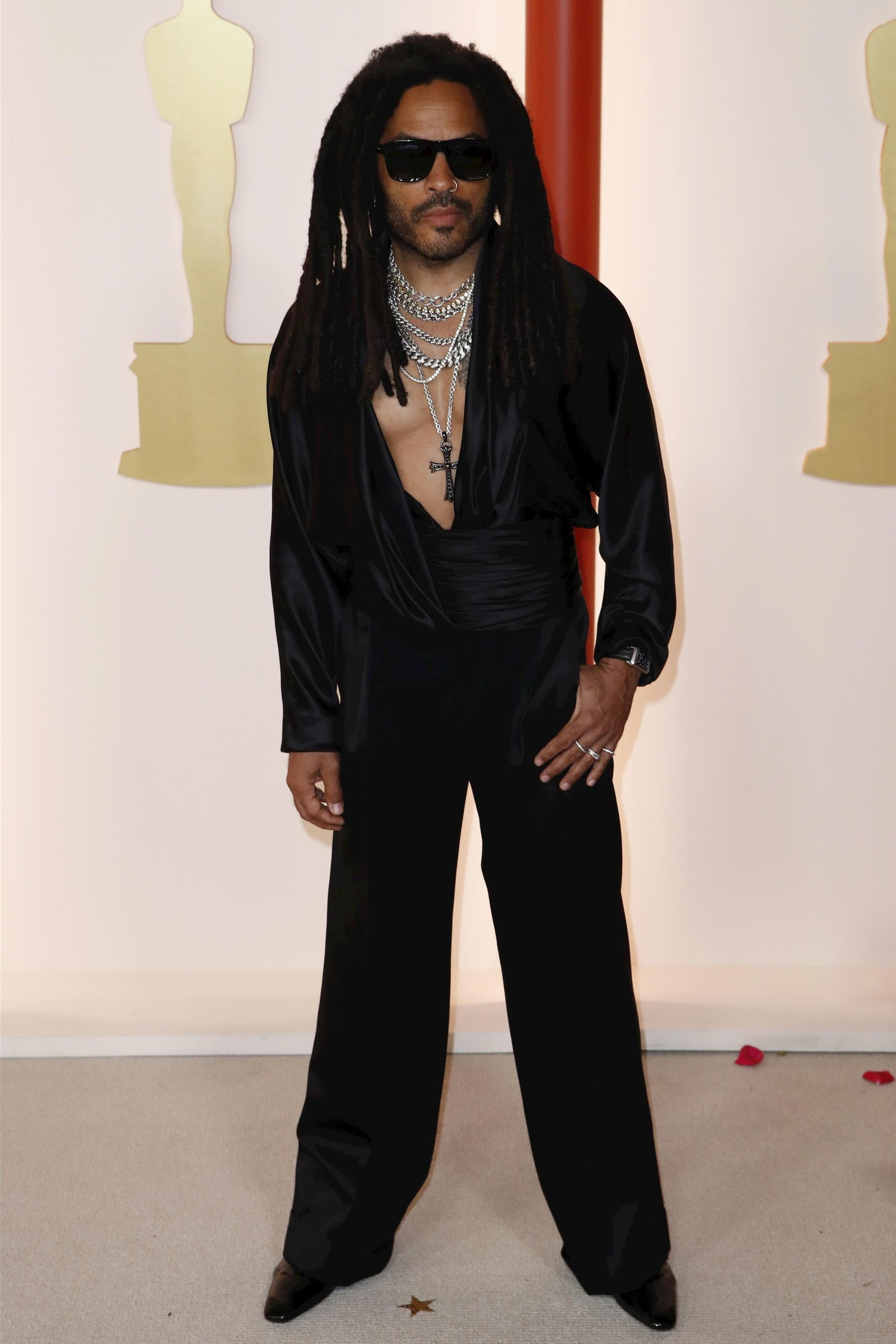 Lenny Kravitz, gafas oscuras, más cadenas que la TDT y el pecho al aire. Como para una fiesta de negro en Ibiza