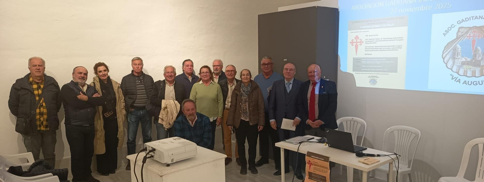 El párroco de la Merced, el padre Rafael Fernández, con el presidente de la Asociación, Manuel Barea, el vicepresidente Santiago Galván y socios y simpatizantes durante la inauguración de la sede.