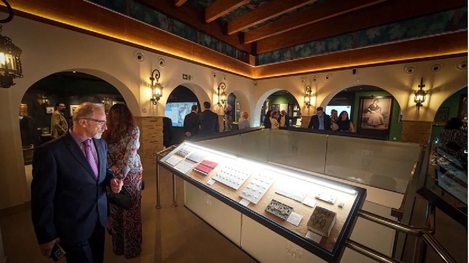 Expositores y pantallas táctiles para mostrar la colección de etiquetas.