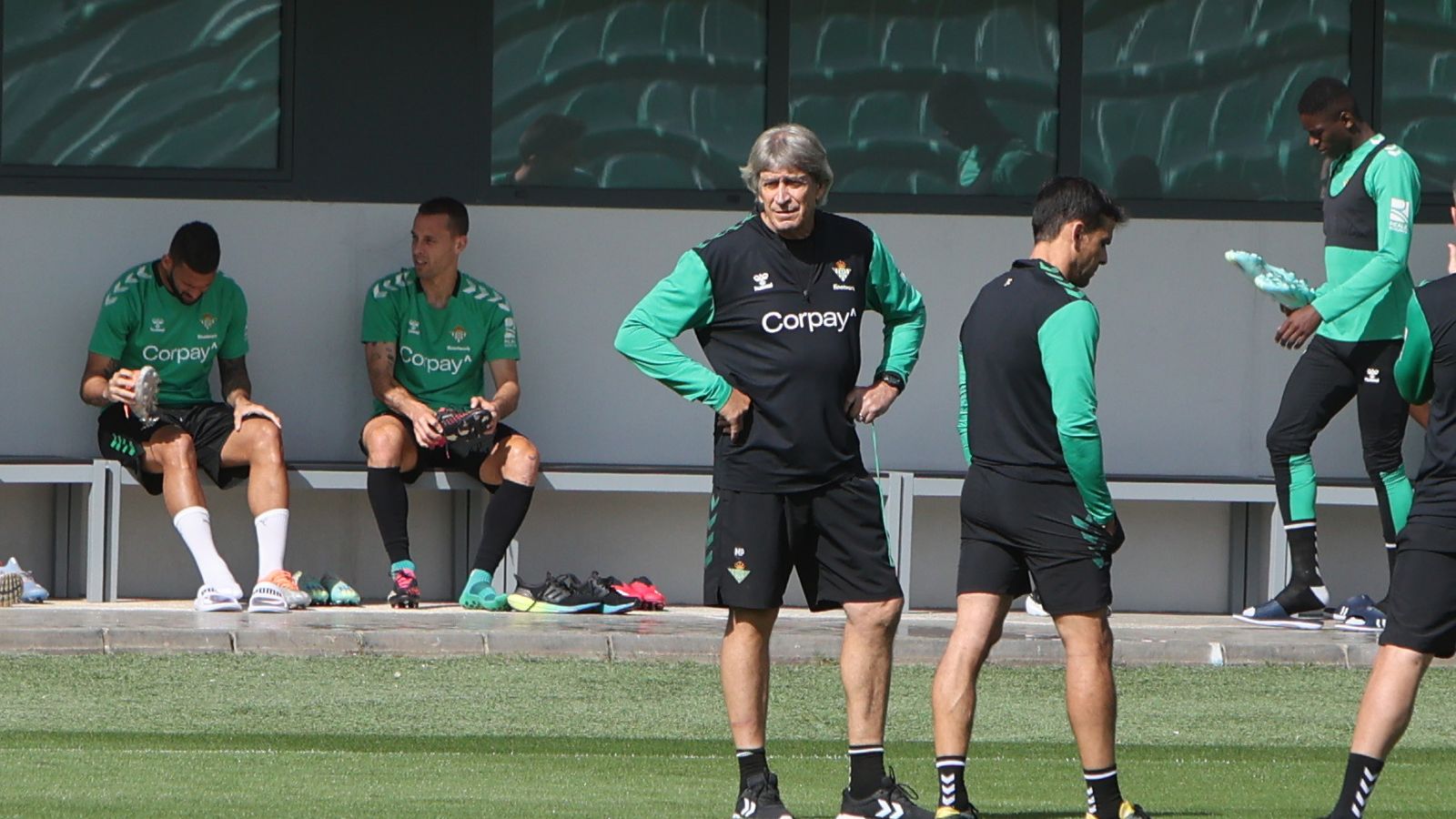 Manuel Pellegrini observa las evoluciones de sus jugadores.