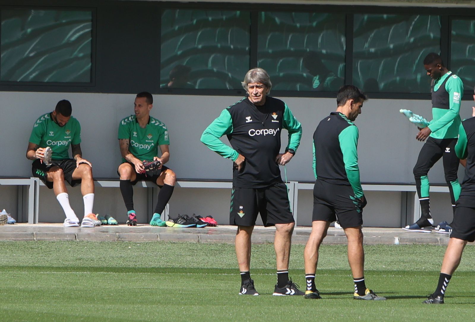 Manuel Pellegrini observa las evoluciones de sus jugadores.