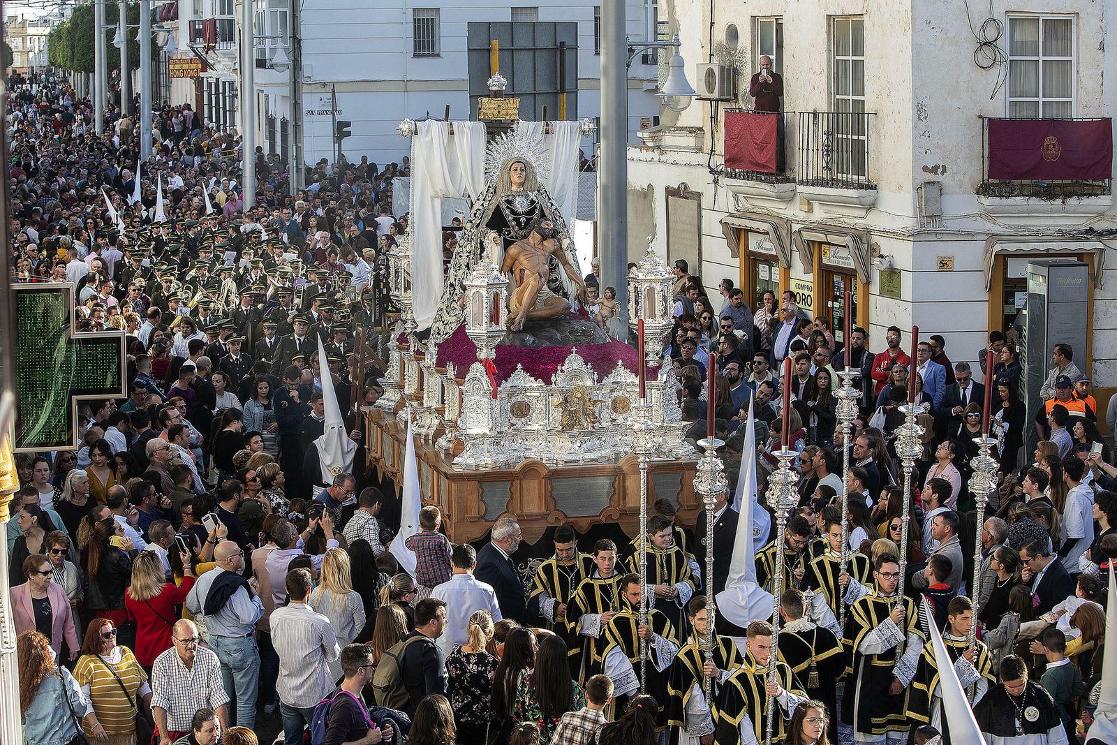 Caridad, imágenes de una brillante salida penitencial