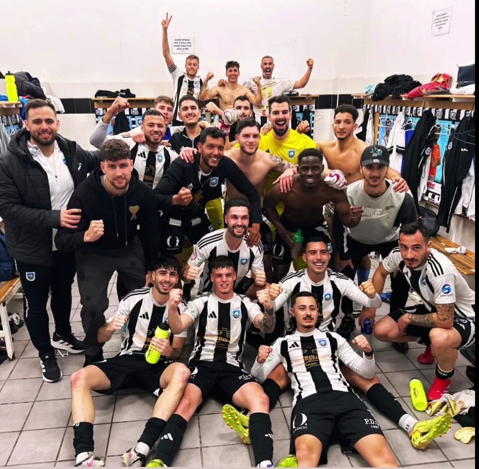 Los jugadores del Garrucha celebran en su vestuario su victoria frente al Casabermeja.