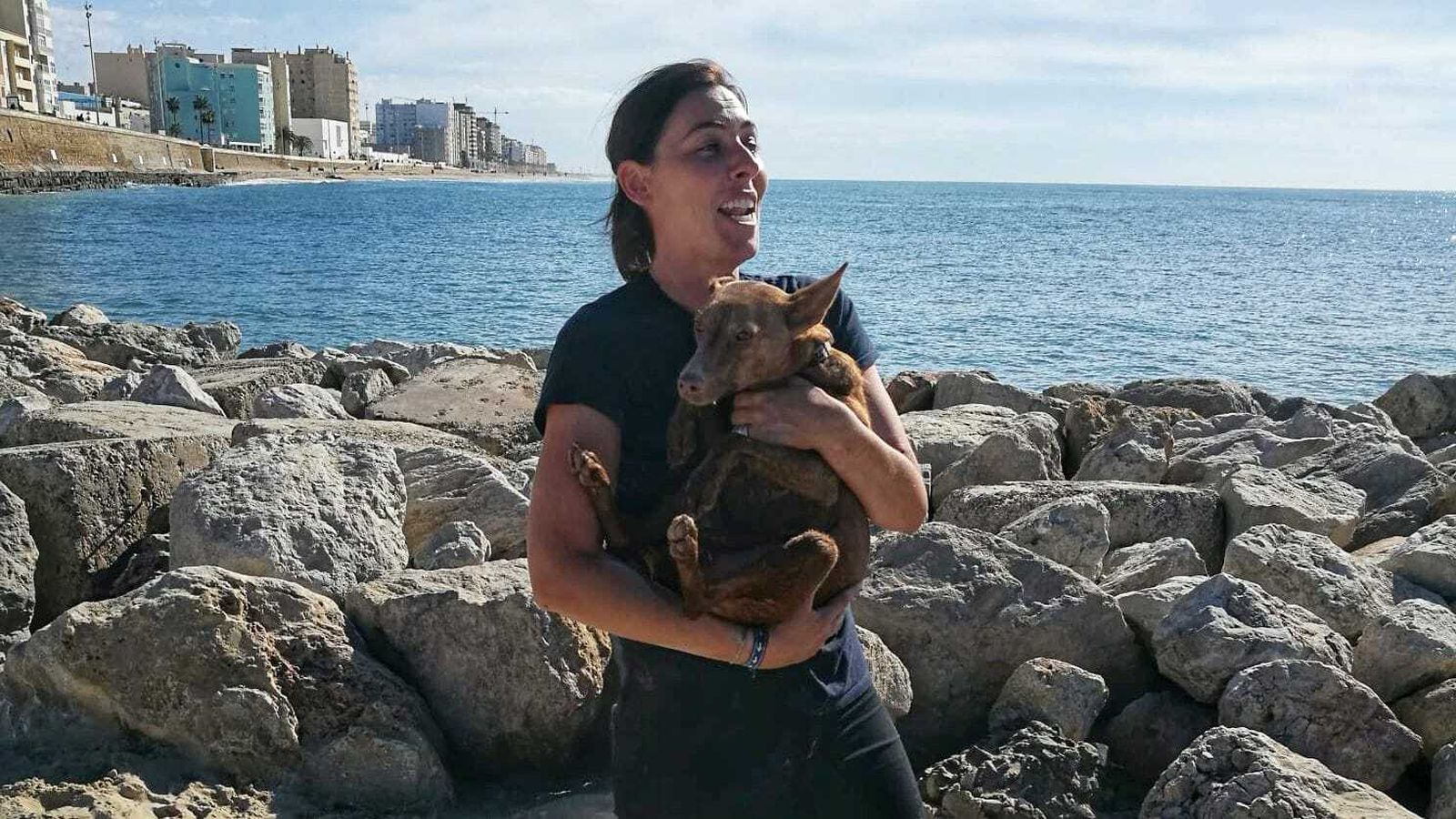 La mujer con el perro tras el restate.